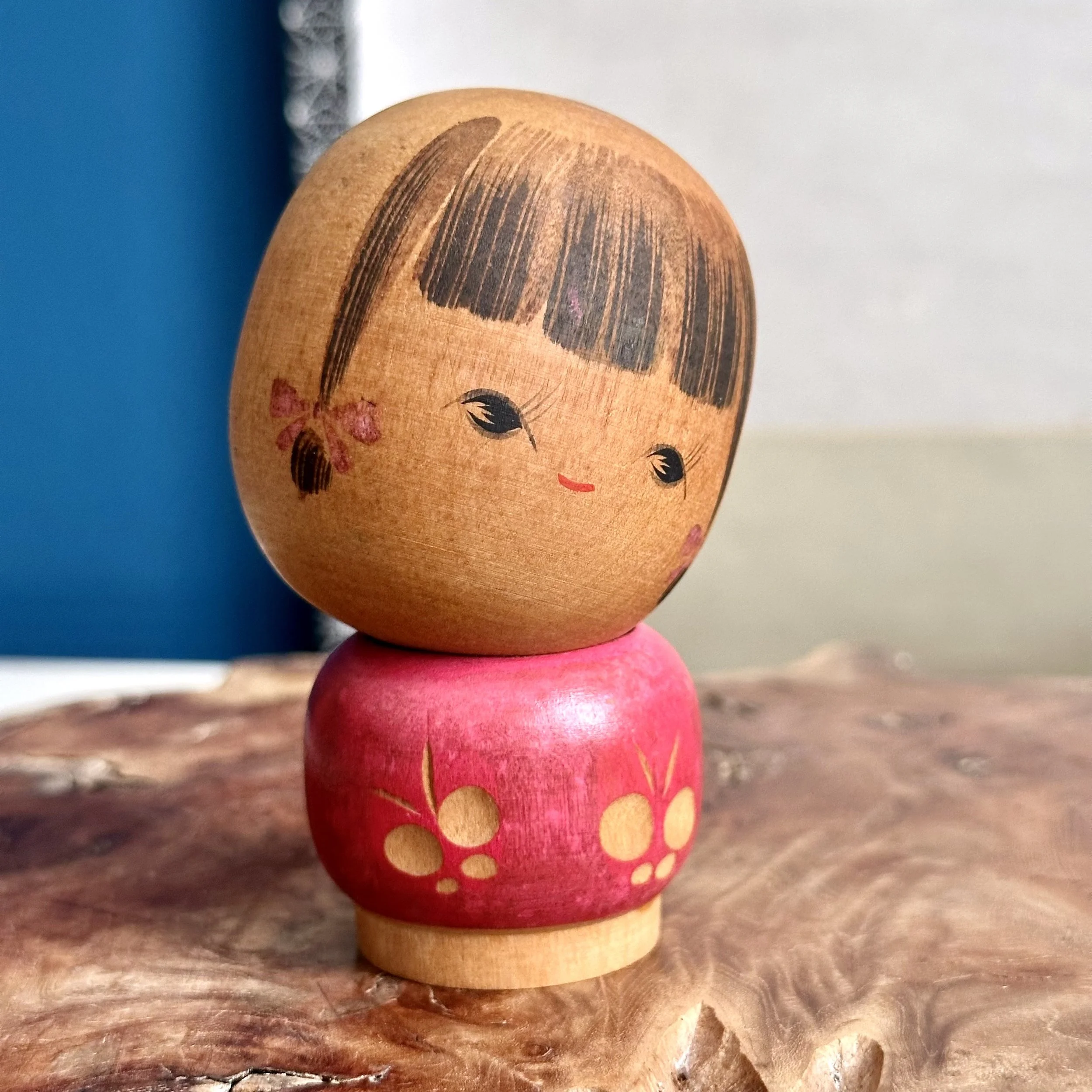 sato-suigai-kokeshi-pink-body-butterfly-motif-front.jpg