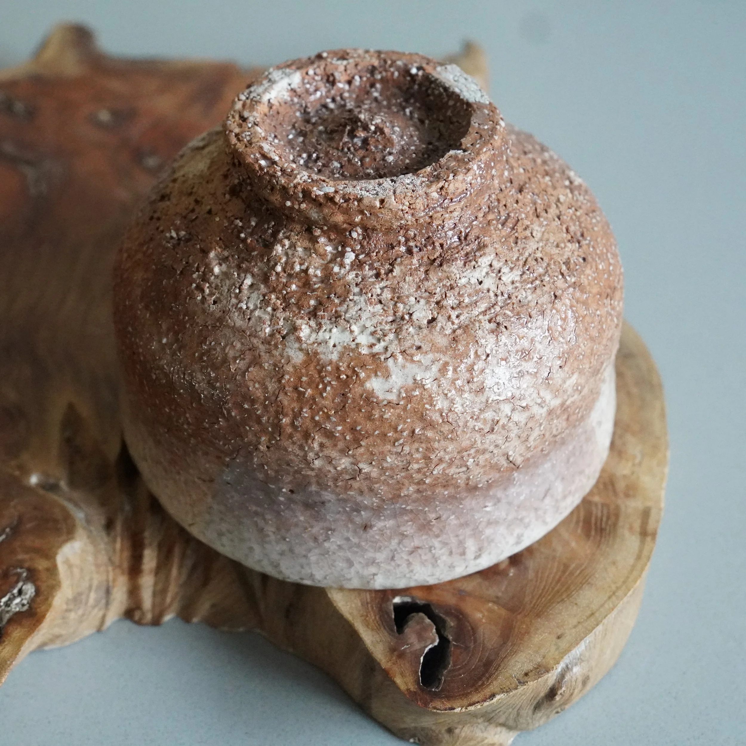 Base of Oni-Hagi chawan Tenpōzan kiln showing unglazed foot ring and kiln seal