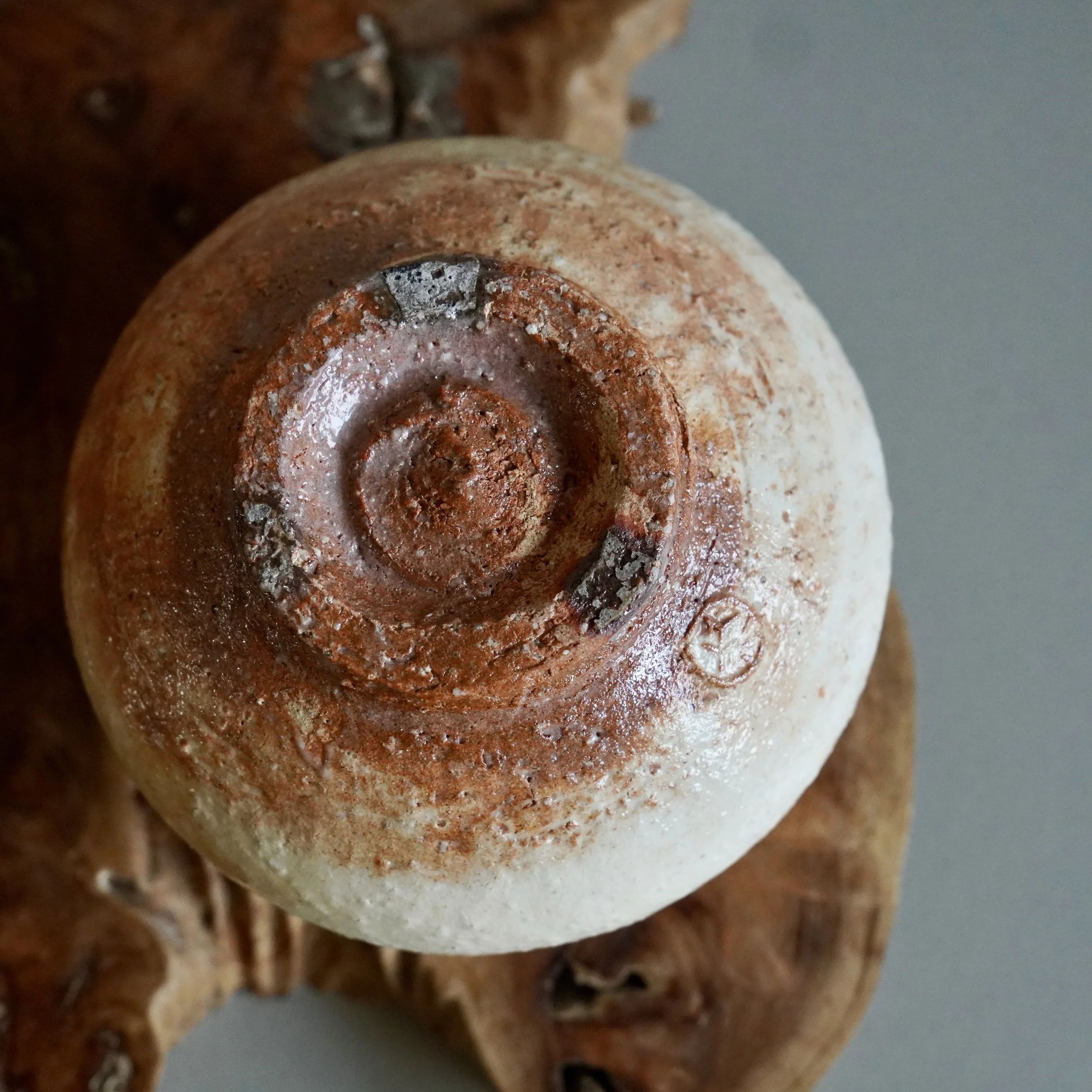 Top view of base Hagi-yaki chawan Hirose Tanga, personal name stamp 淡 in raw clay
