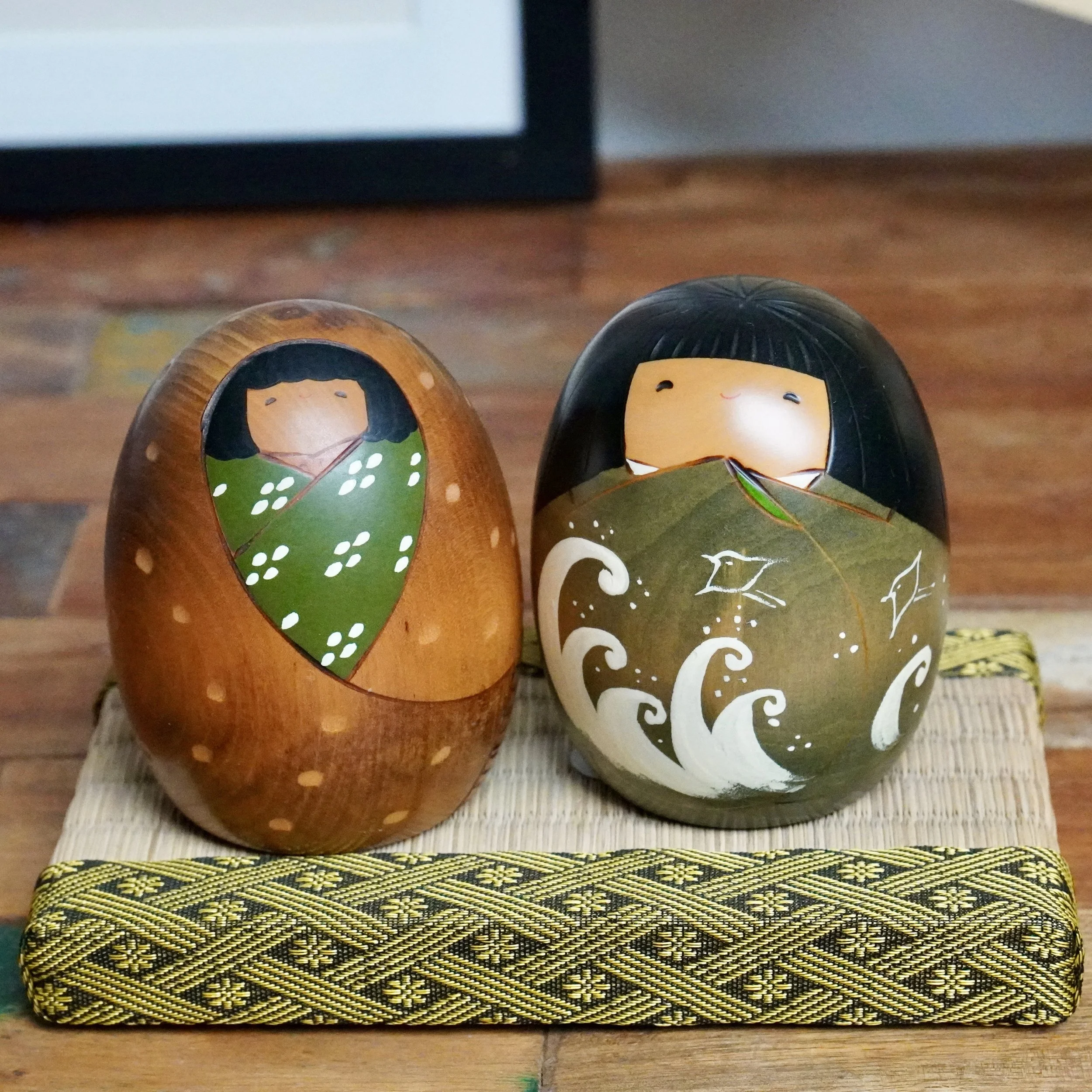 Usaburō Studio Kokeshi pair Summer and Winter wave egg shaped, Shōwa period
