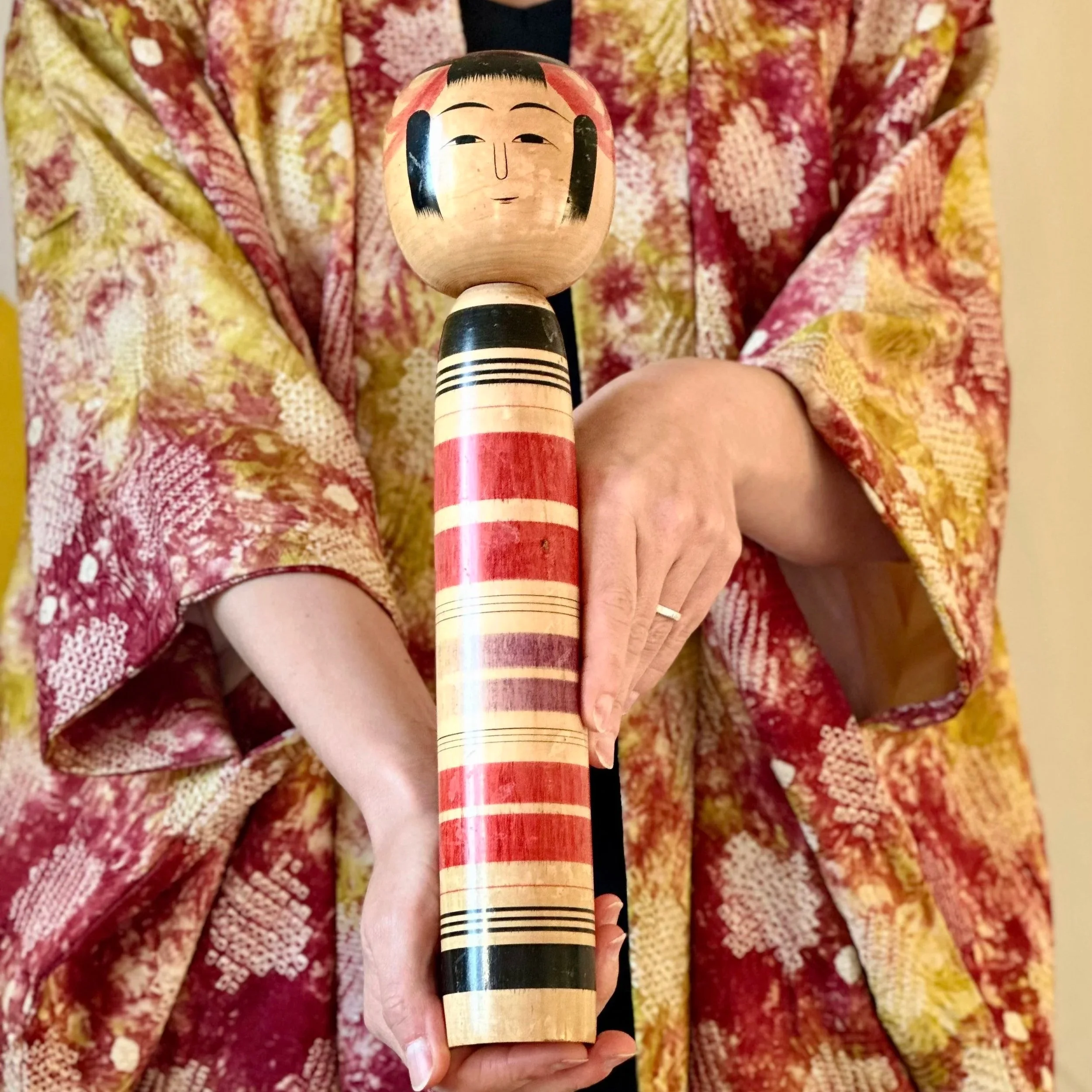 Tsuchiyu kokeshi black and purple banding, signed Abe Ichirō, Shōwa Japan