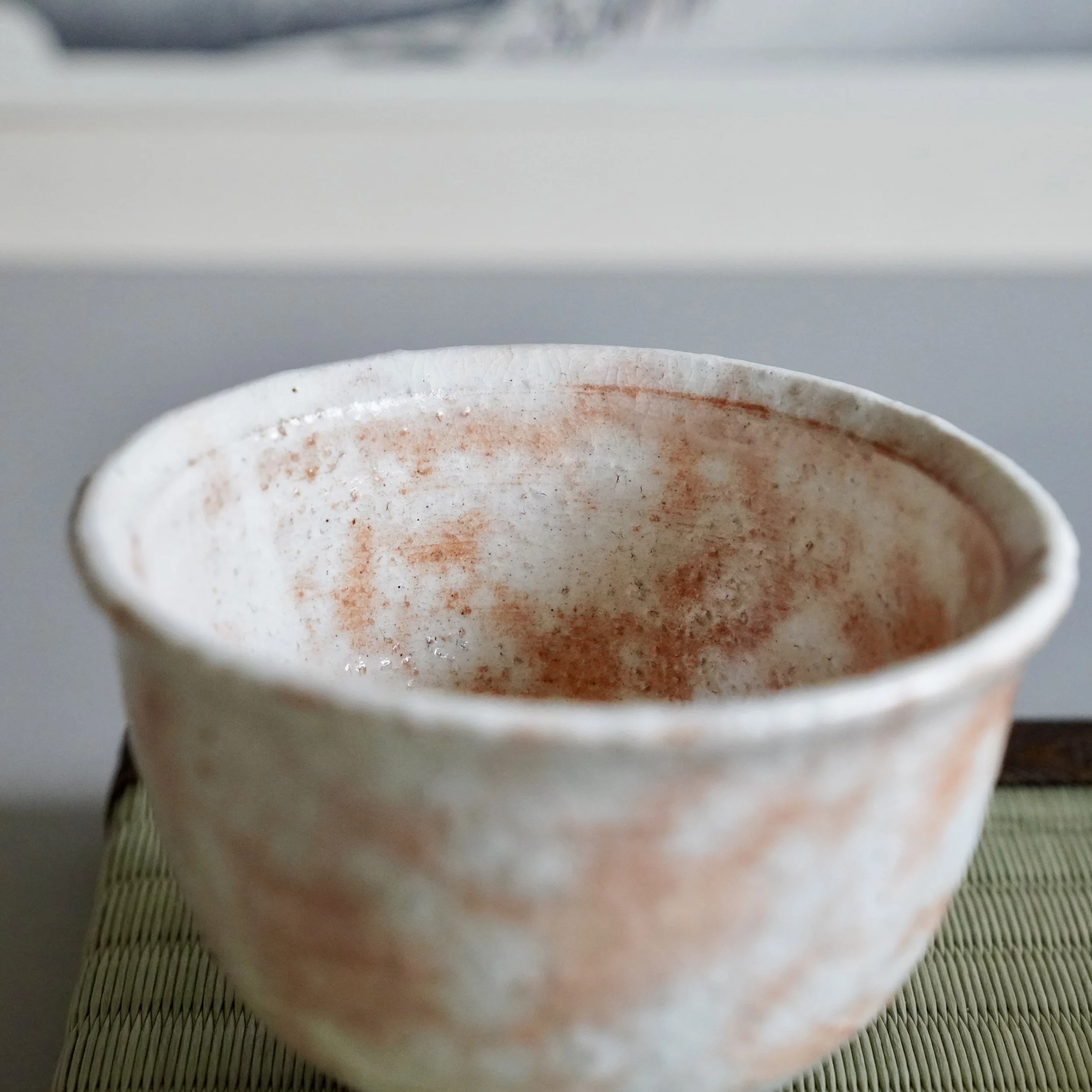 Side profile of shira-hagi Hagi-yaki yunomi by Taizan kiln, clean form showing glaze from white to russet terracotta, Yamaguchi Prefecture Japan
