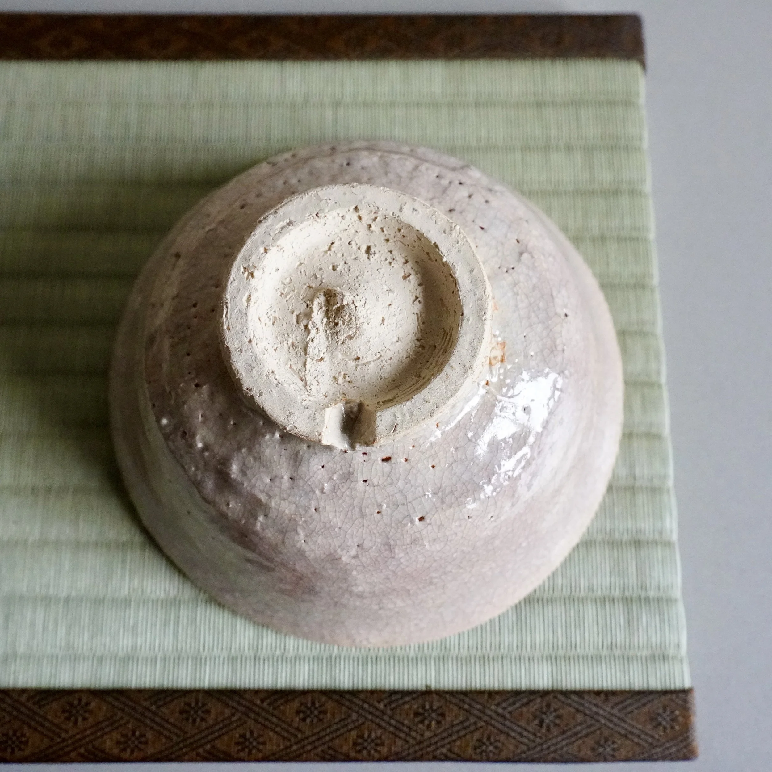 Kirikōdai foot ring detail on Hagi ware matcha bowl, unglazed clay and traditional notched cut