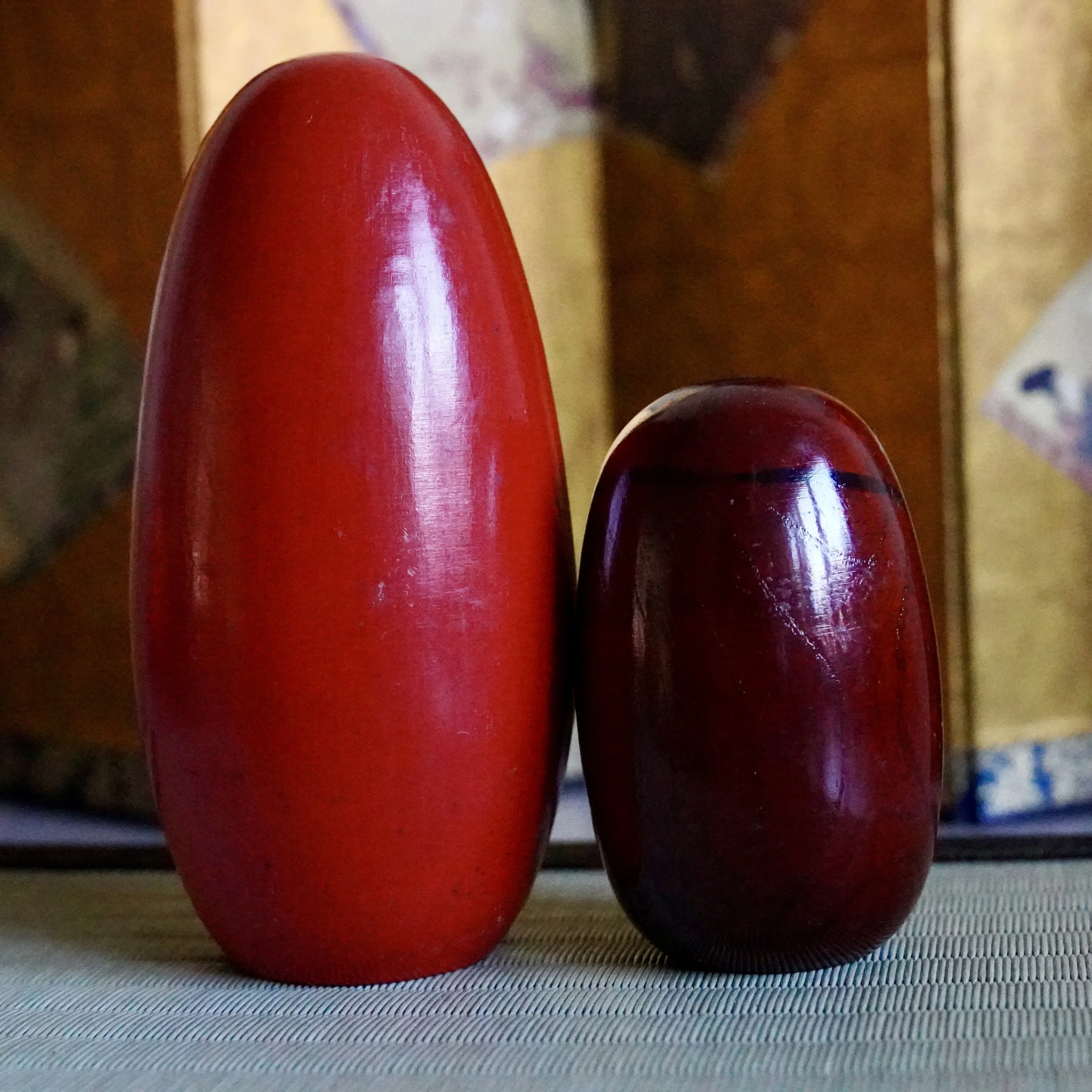 Vintage daruma pair by Shido Shozan and Seifu Gono, Shōwa period, rear view