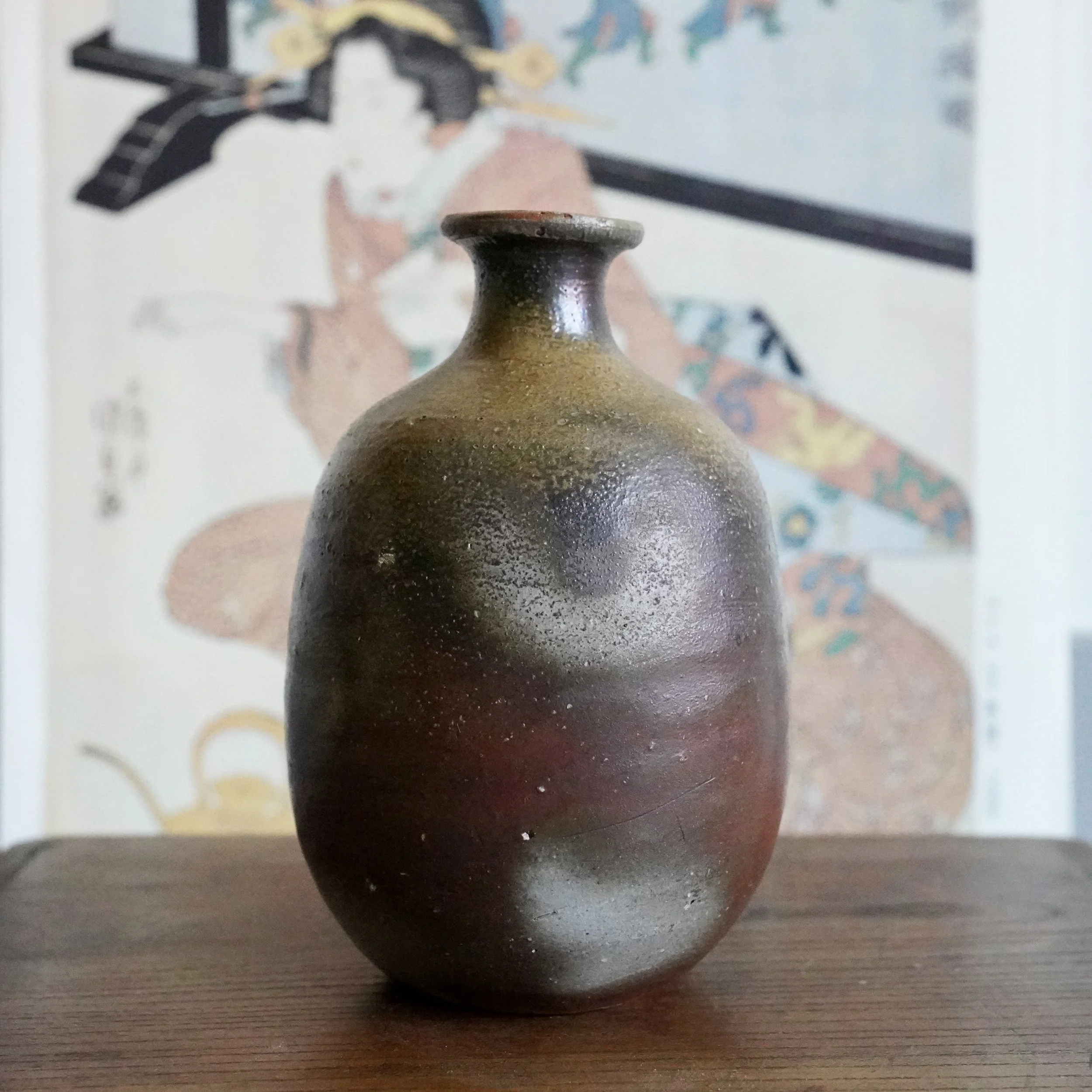 Signed Bizen-yaki tokkuri by Isezaki Sō, unglazed stoneware with olive and aubergine ash glaze, original tomobako included