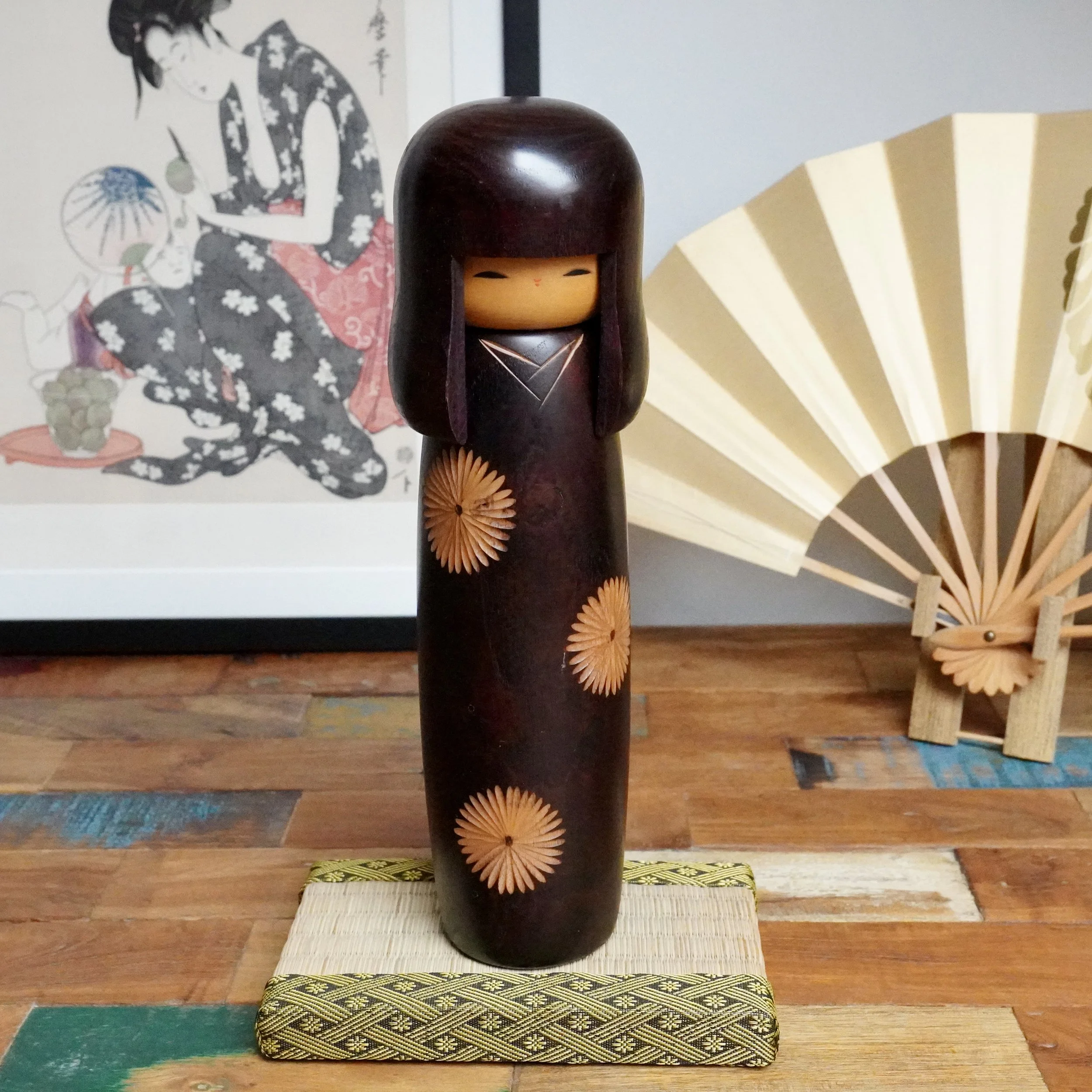 Usaburō sōsaku kokeshi signed Yuji Okamoto, chrysanthemum wood carved and award seal, Shōwa period