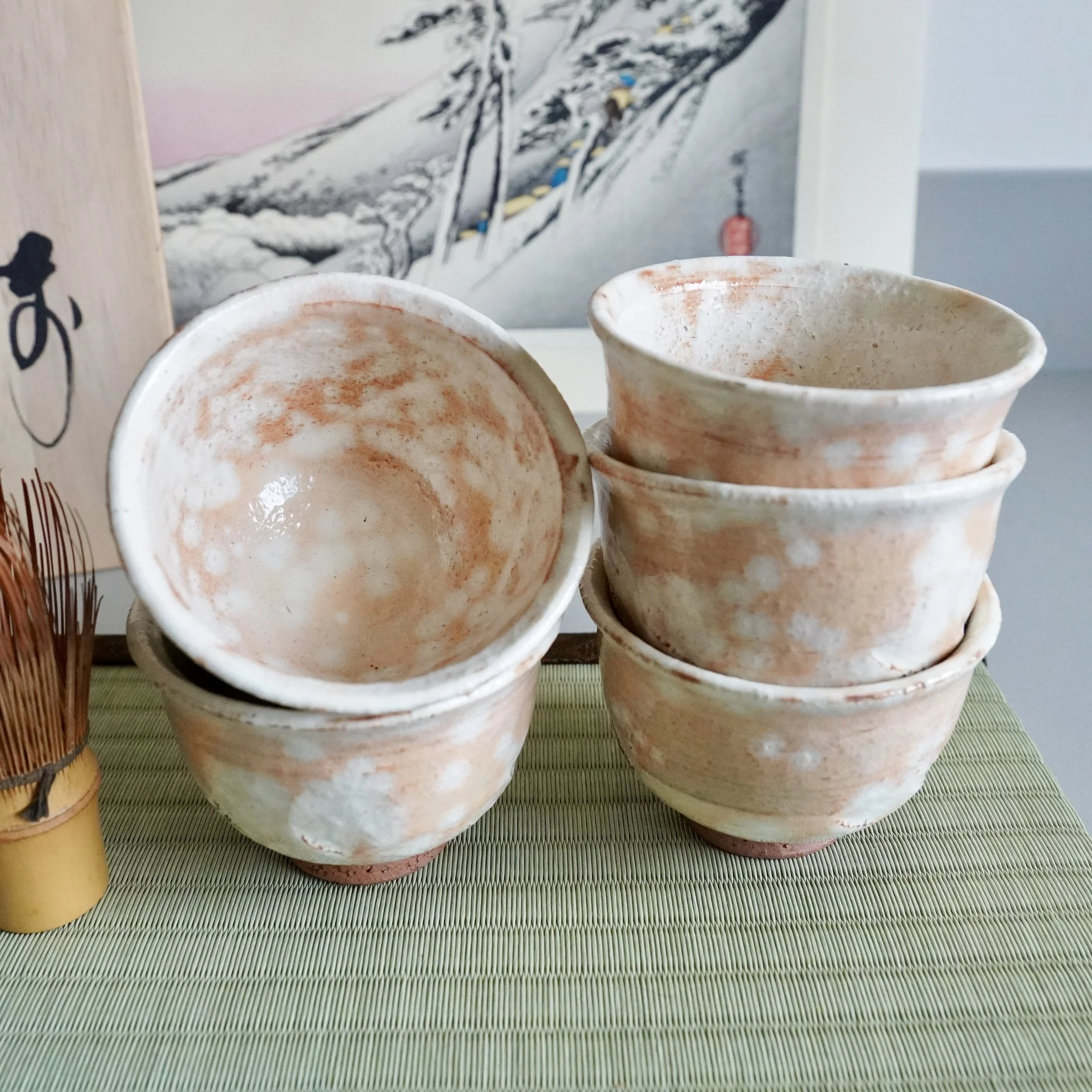 Set of five Hagi-yaki yunomi in original tomobako box, signed, Taizan kiln, shira-hagi glaze, Shōwa period