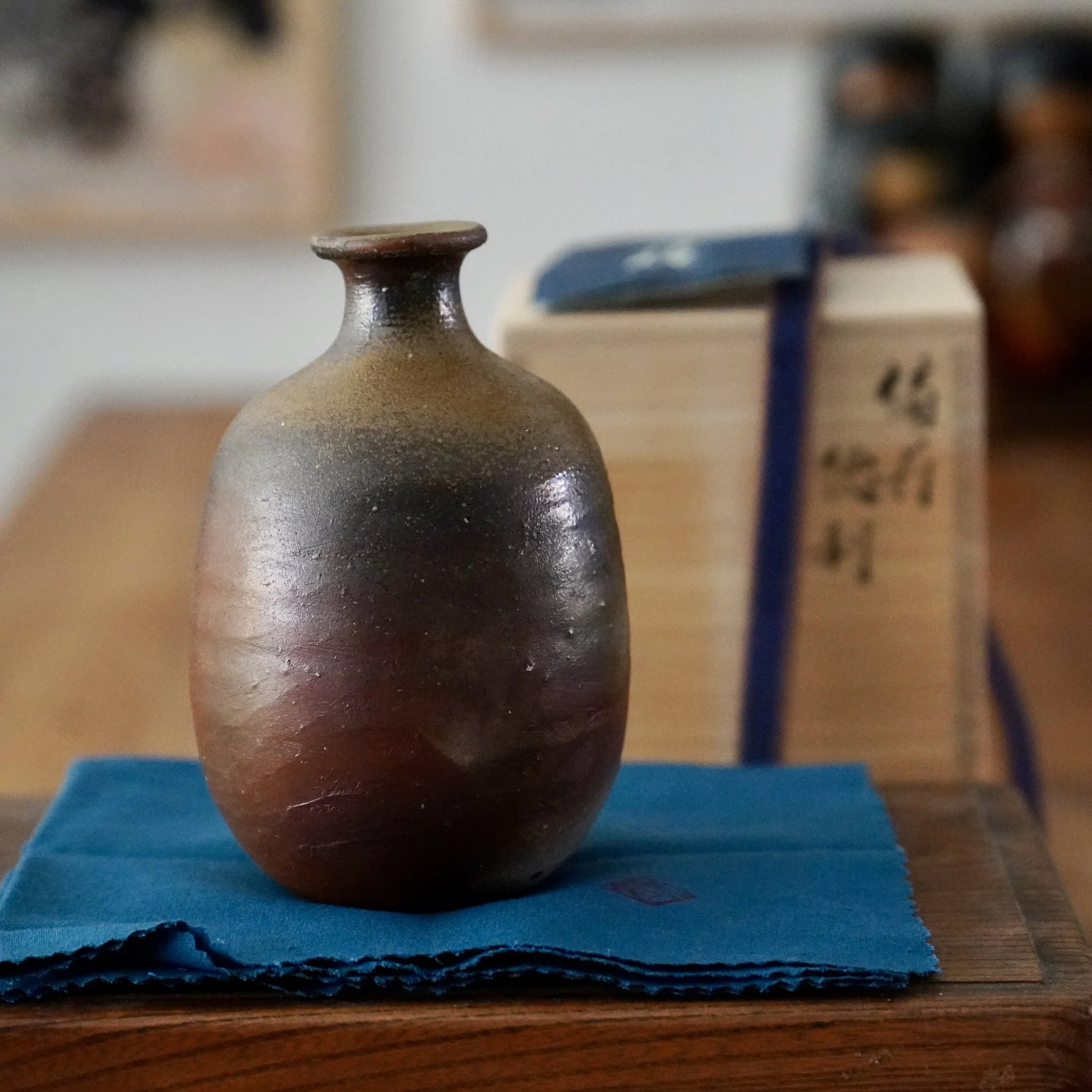 Bizen-yaki tokkuri by Isezaki Sō, turned view with the tomobako visible in the background