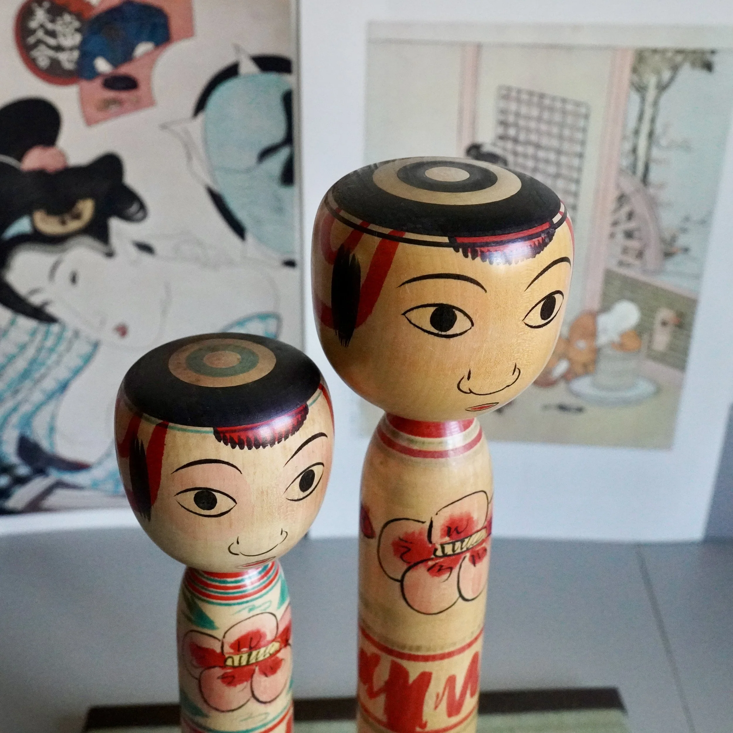Angled view of Nakanosawa Takobozu kokeshi heads, painted detail, signed vintage kokeshi pair by Saito Tokuju