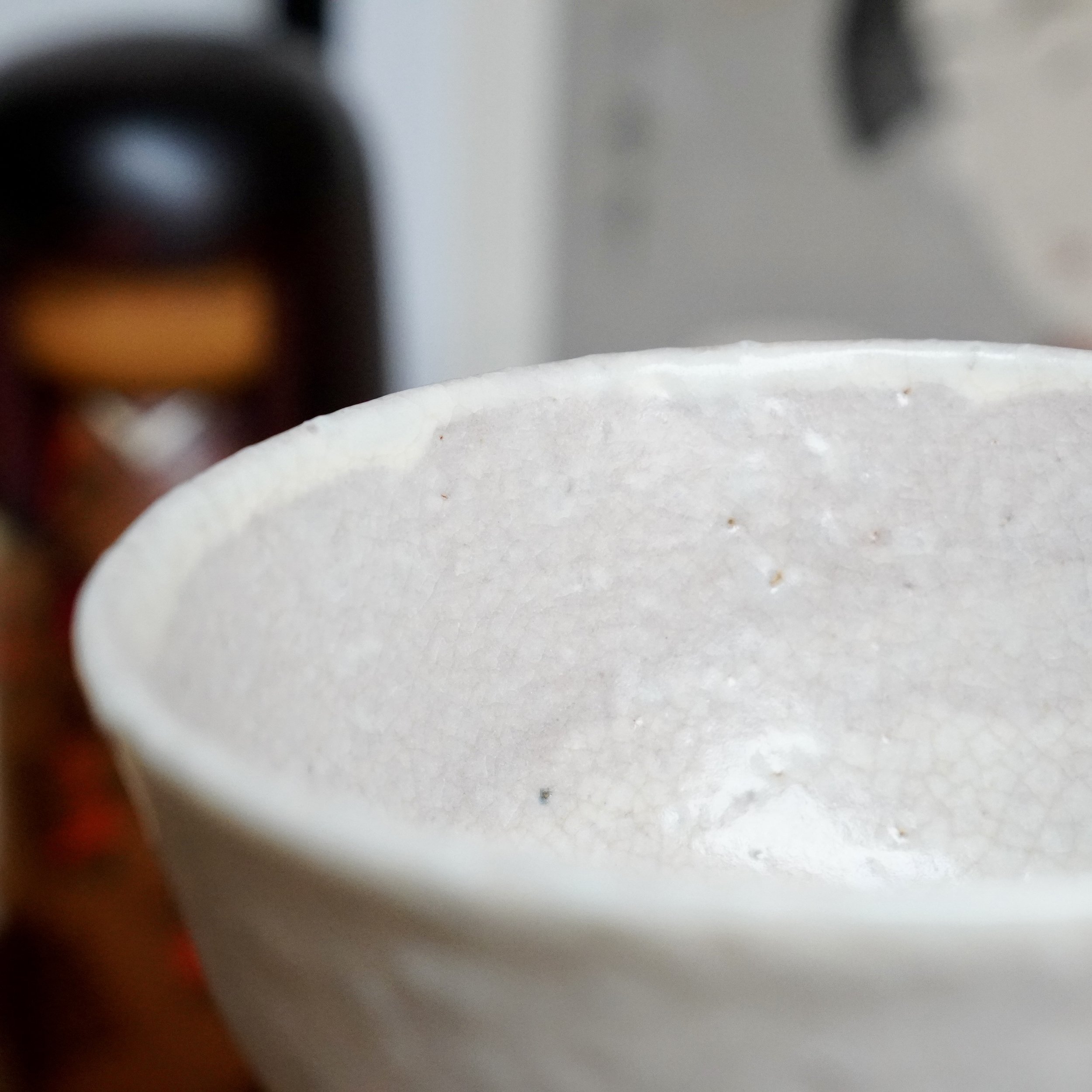 Tamamura Shōgetsu Hagi-yaki chawan, close-up interior view of its off-white crackled glaze and textured rim.