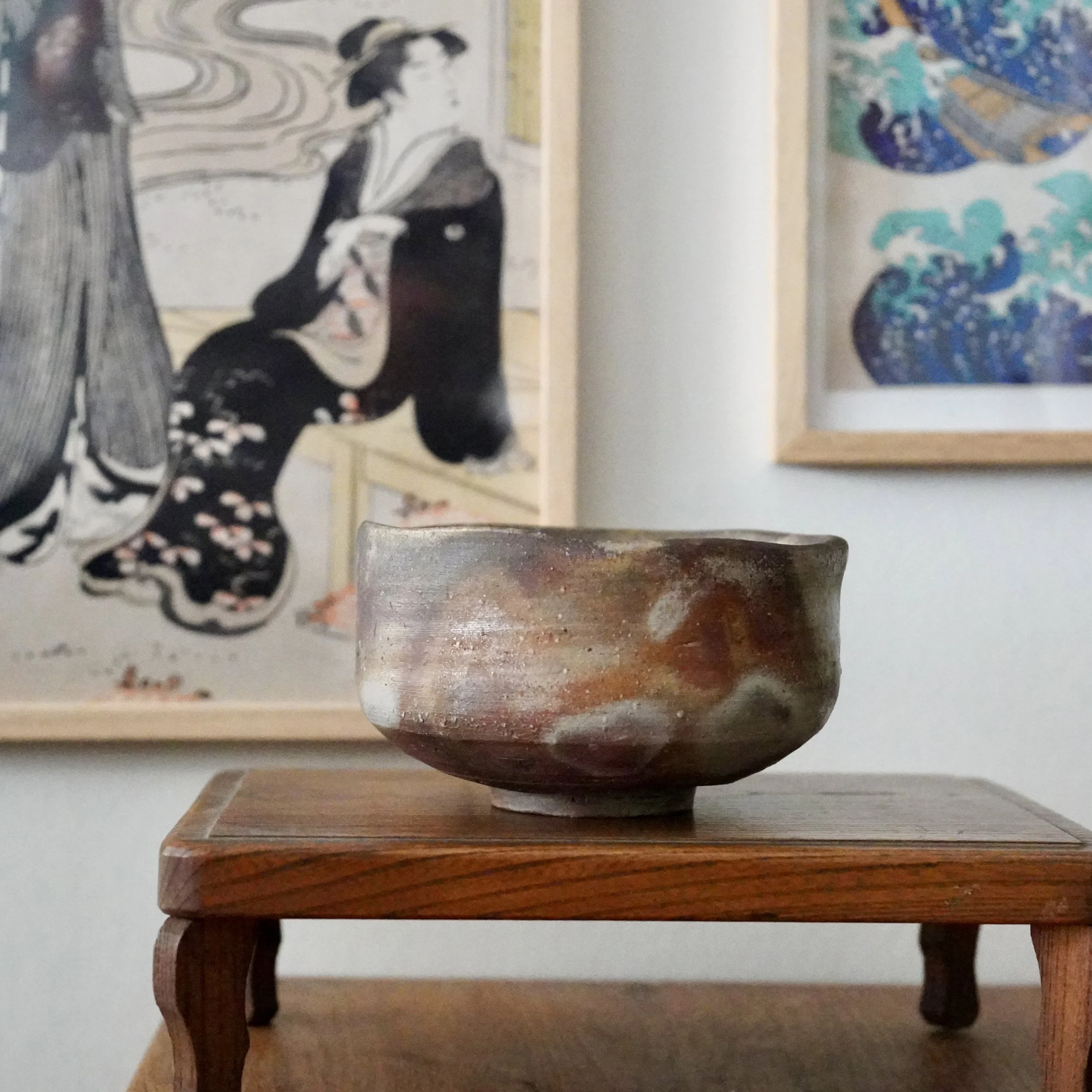 Yakishime chawan named Tekifu with budō-iro fire effect, signed by Gekifūsei with original wooden tomobako, late Shōwa period