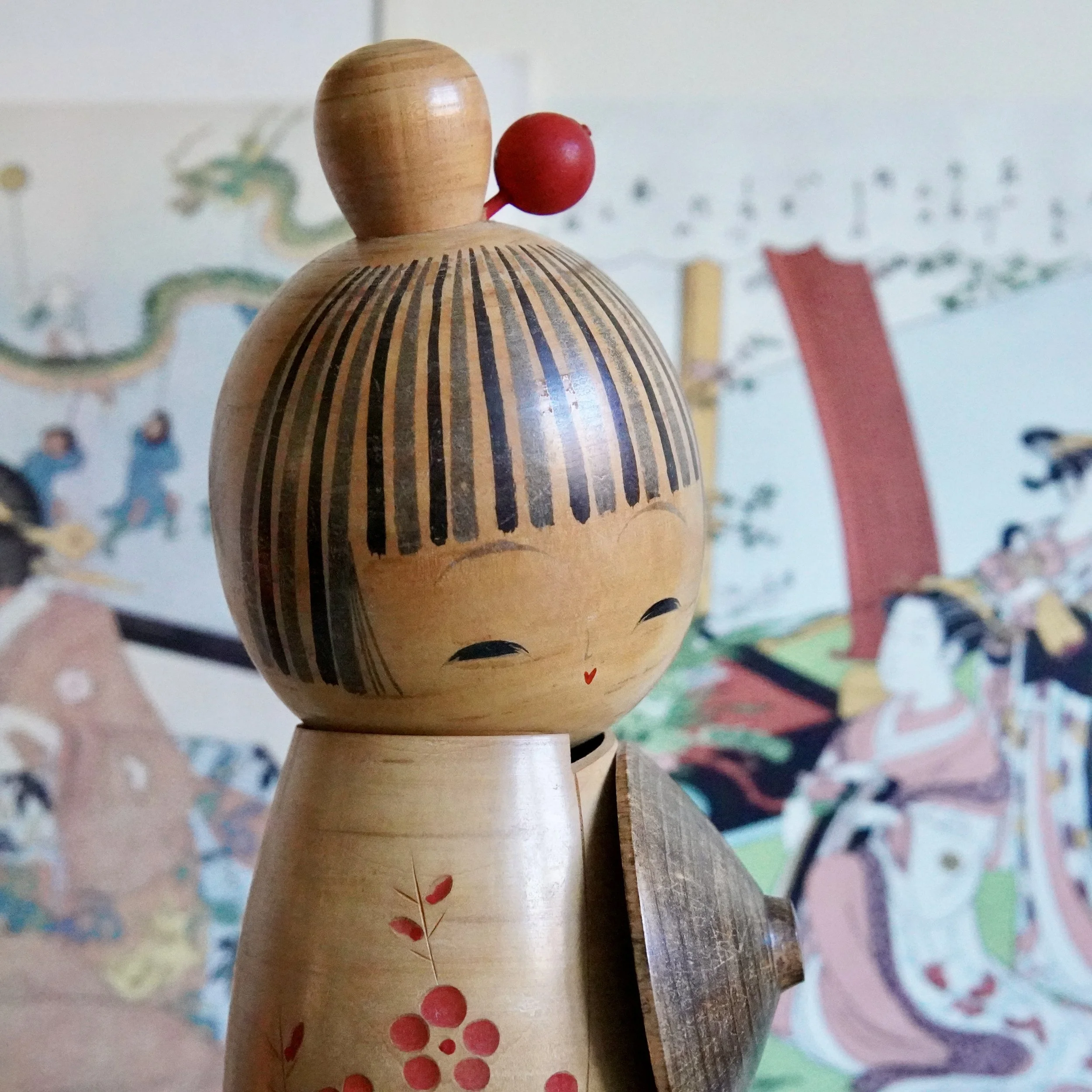 Sato Suigai kokeshi face detail, hand painted eyes and combed striped hairstyle, Shōwa period