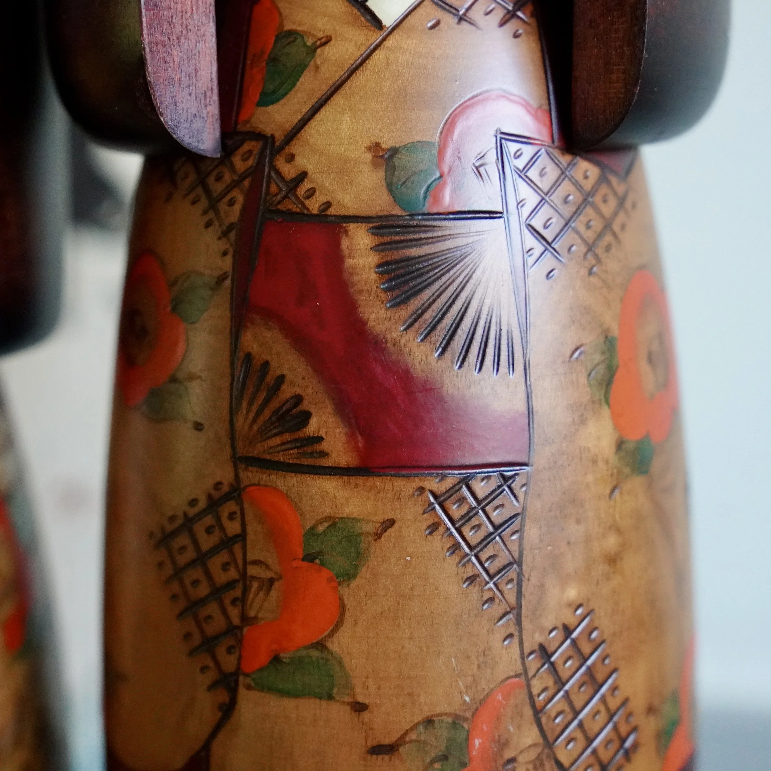 Usaburo kokeshi tsubaki camellia fan yakie burned kimono detail zelkova