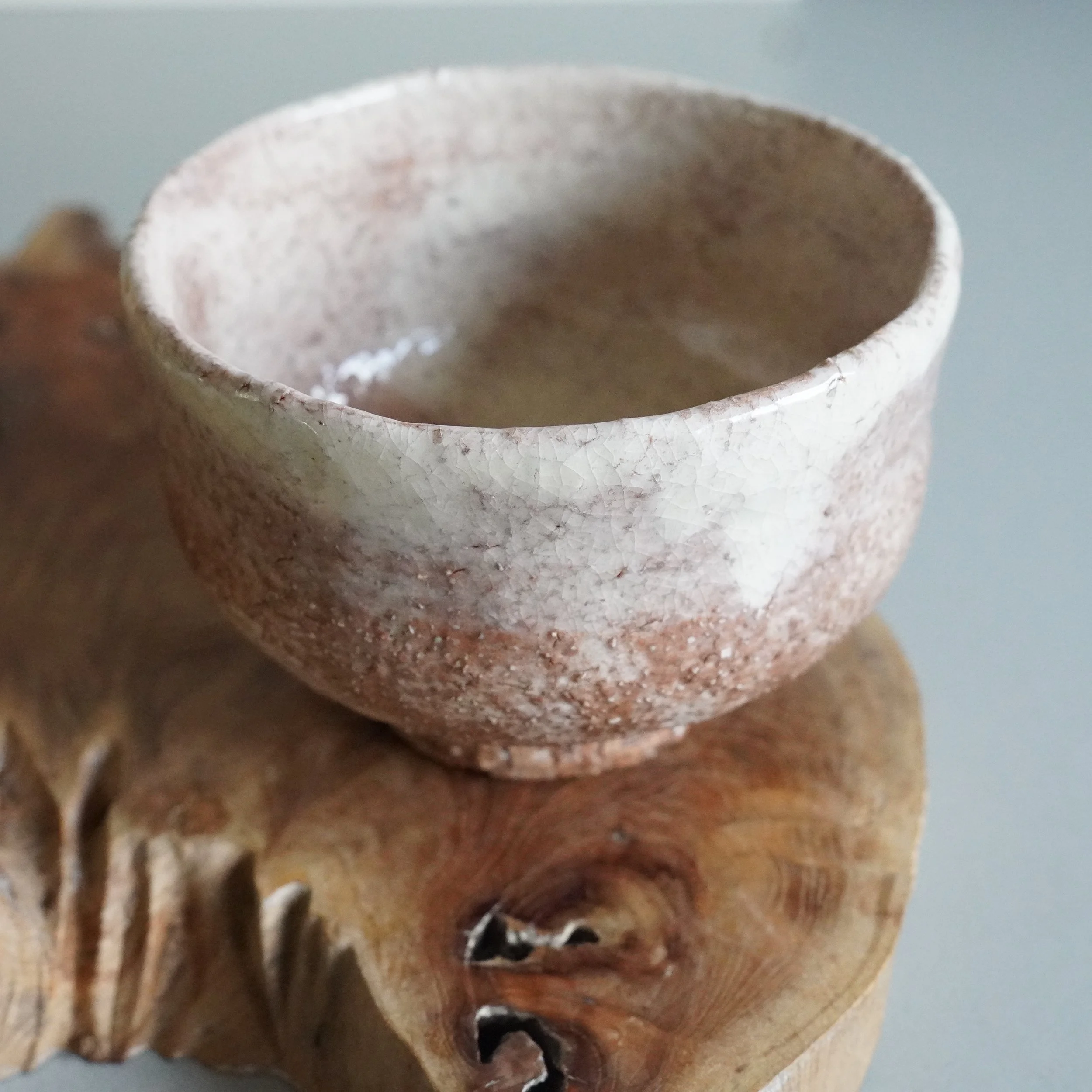Top view Oni-Hagi chawan Tenpōzan, volcanic surface texture and ash glaze