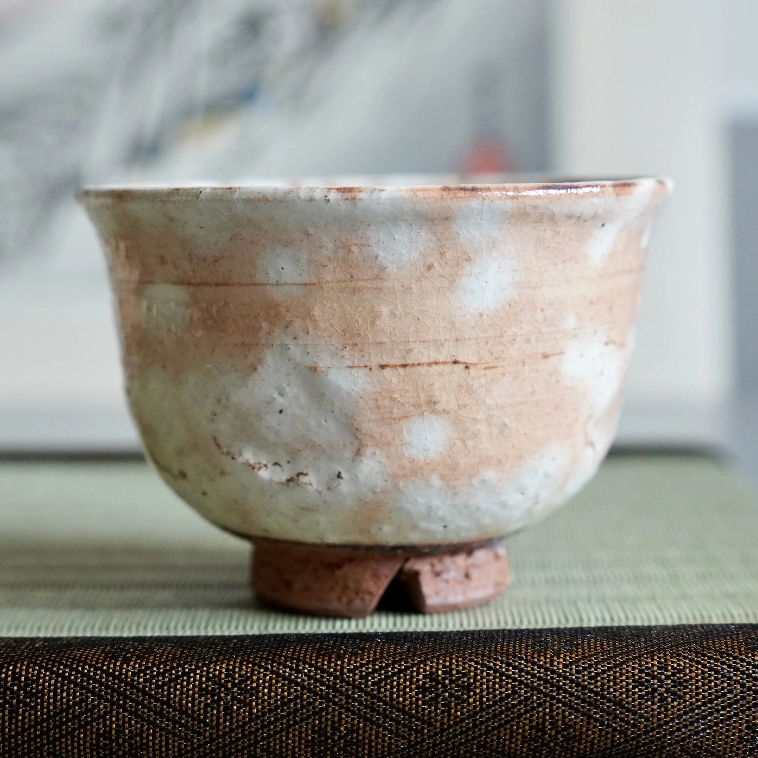 Shira-hagi Hagi-yaki yunomi by Taizan kiln showing unglazed terracotta foot and kiri-kodai notched detail, characteristic Hagi ware feature, Japan Shōwa period