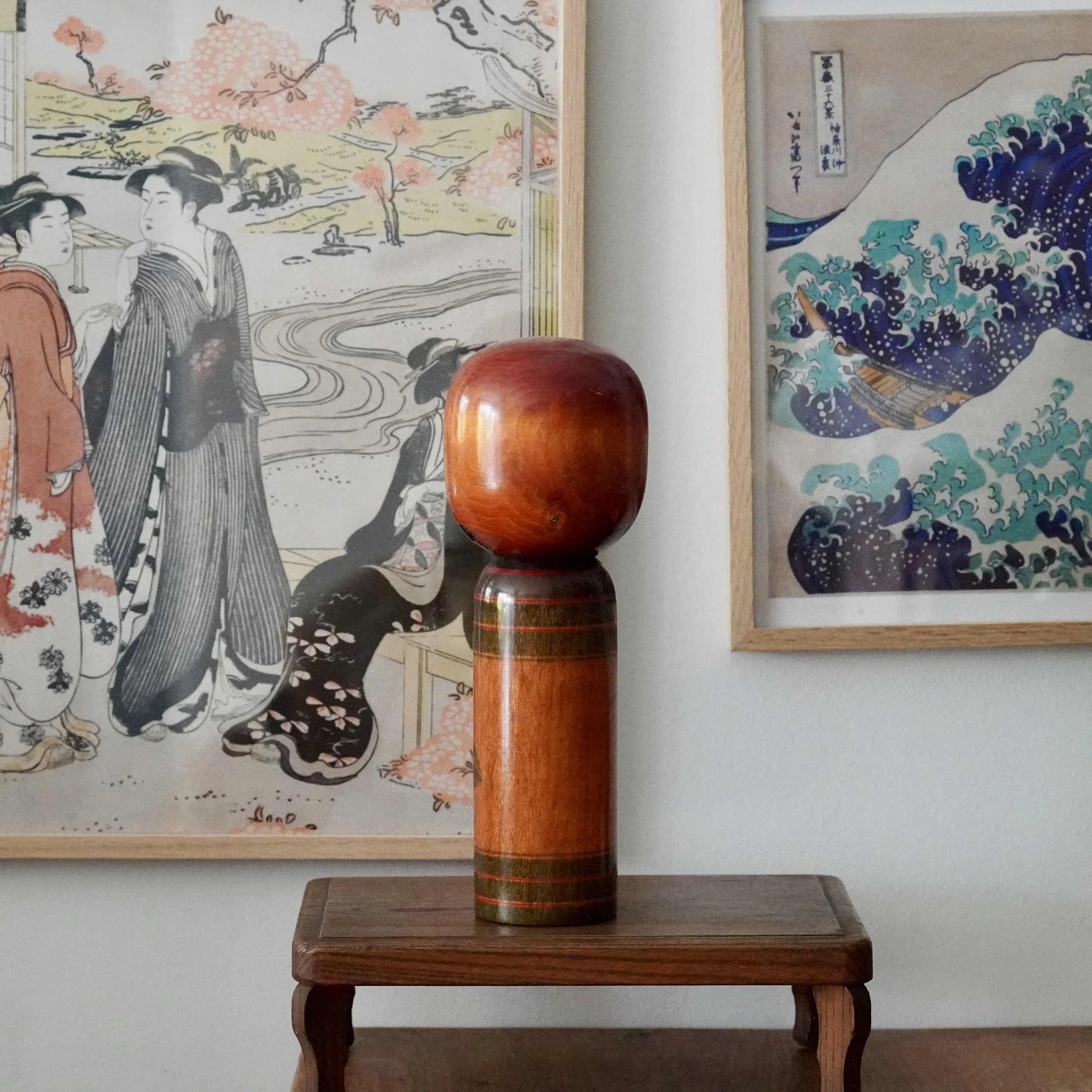 Camellia girl kokeshi by Tamura Noboru, side angle