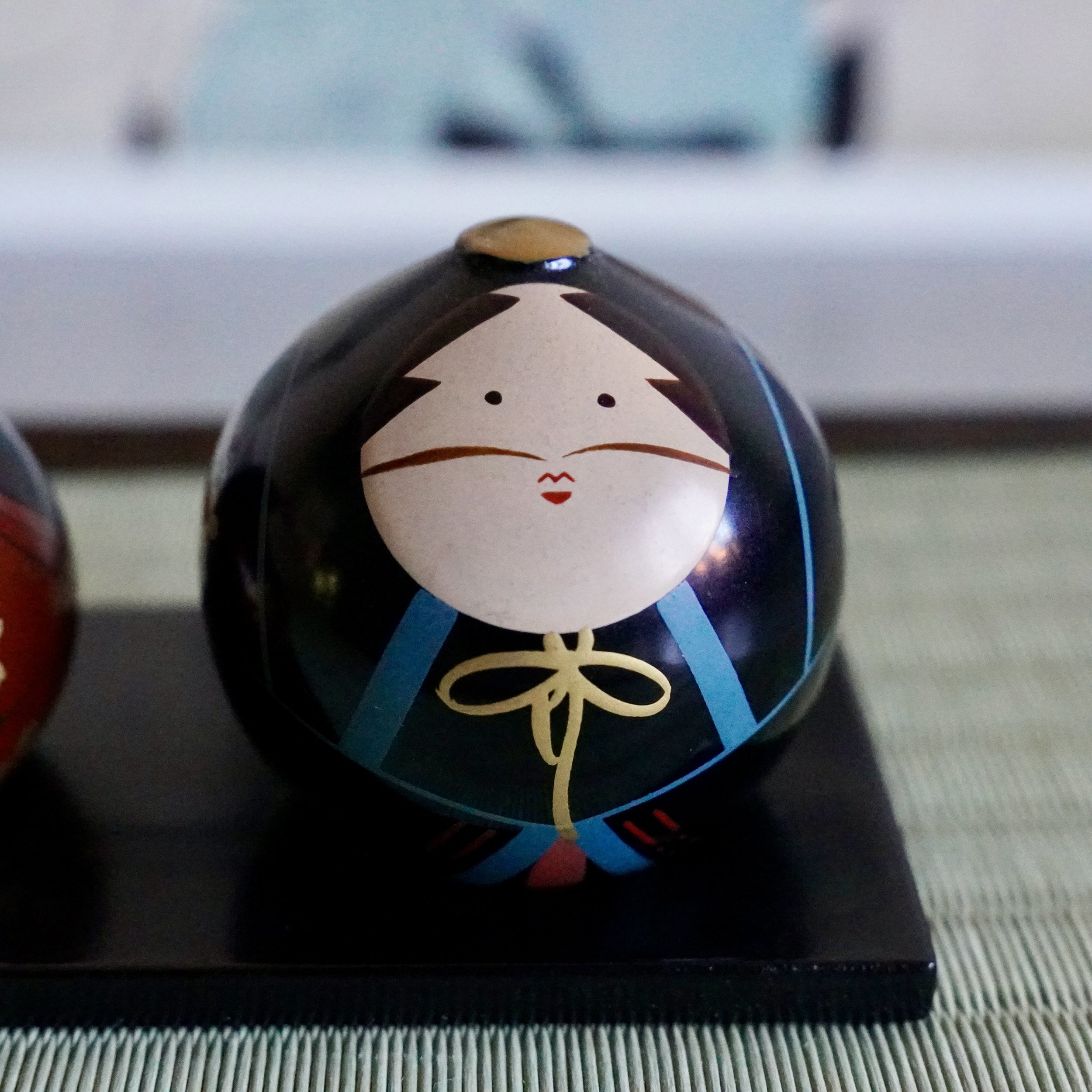 Ouchi-nuri groom hina doll close-up, gold bow and blue kimono detail
