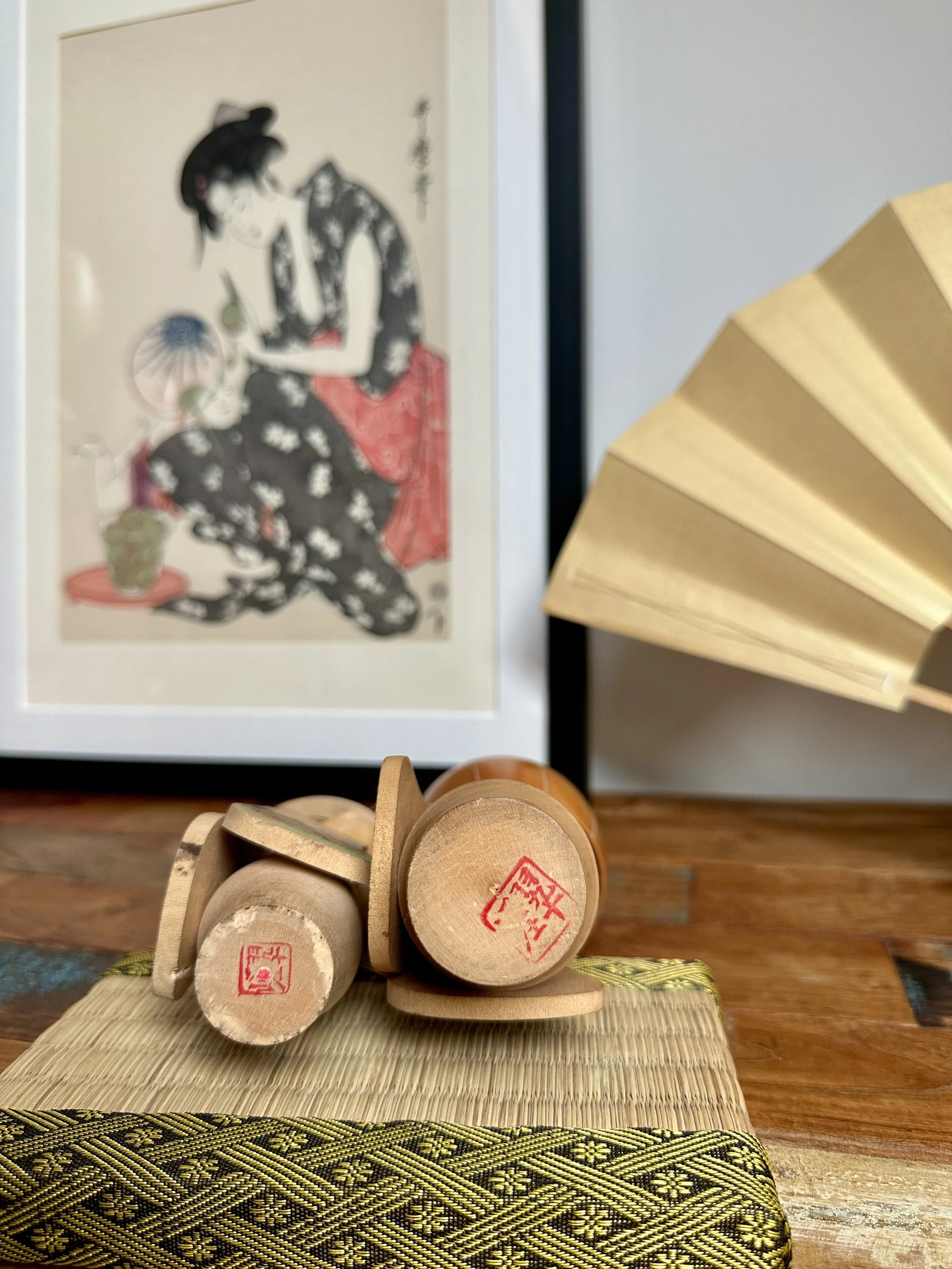 Red square seal Sato Suigai signed both bases omiyage kokeshi pair tatami mat Shōwa Japan