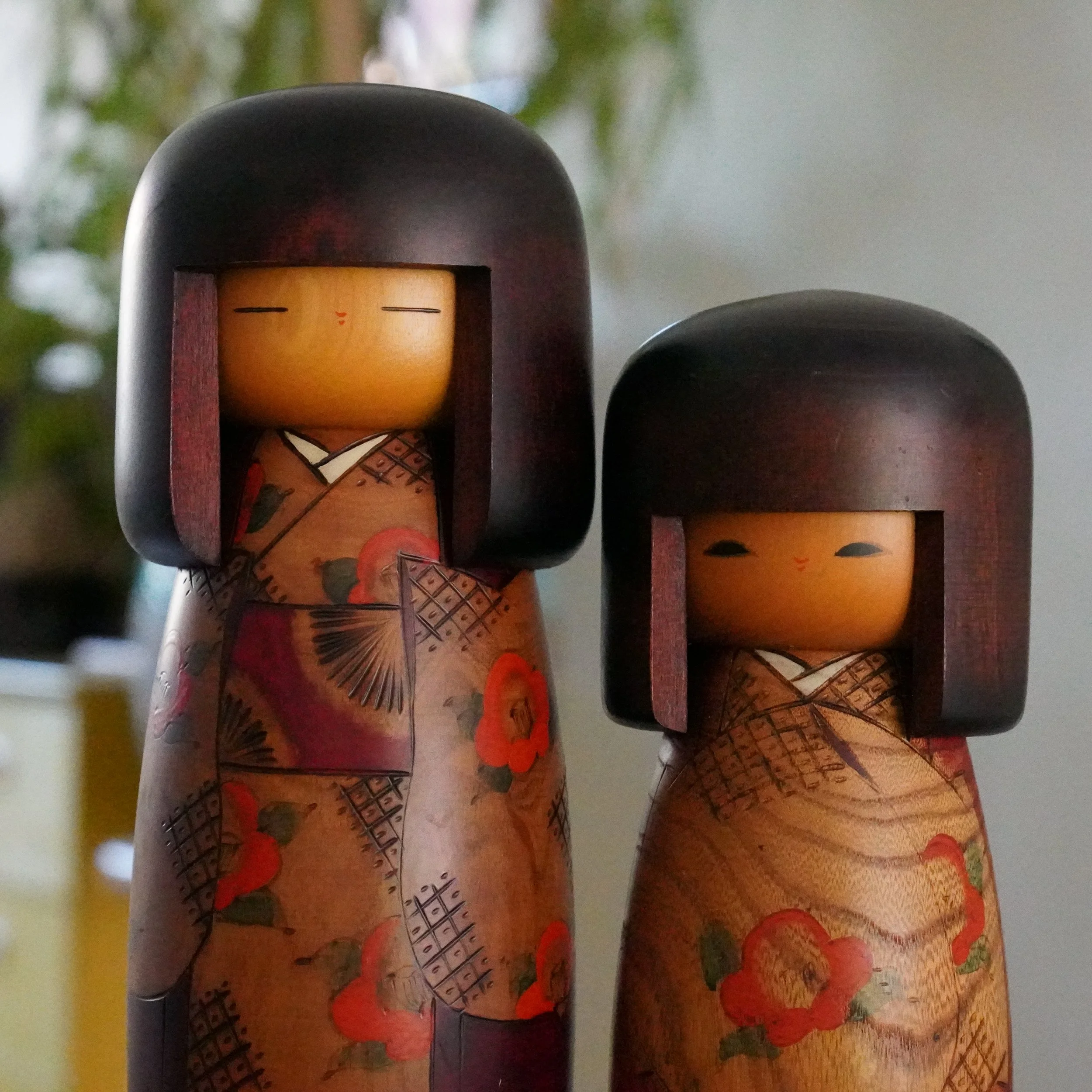 Usaburo kokeshi duo zelkova wood grain tsubaki kimono Showa Japan duo front view