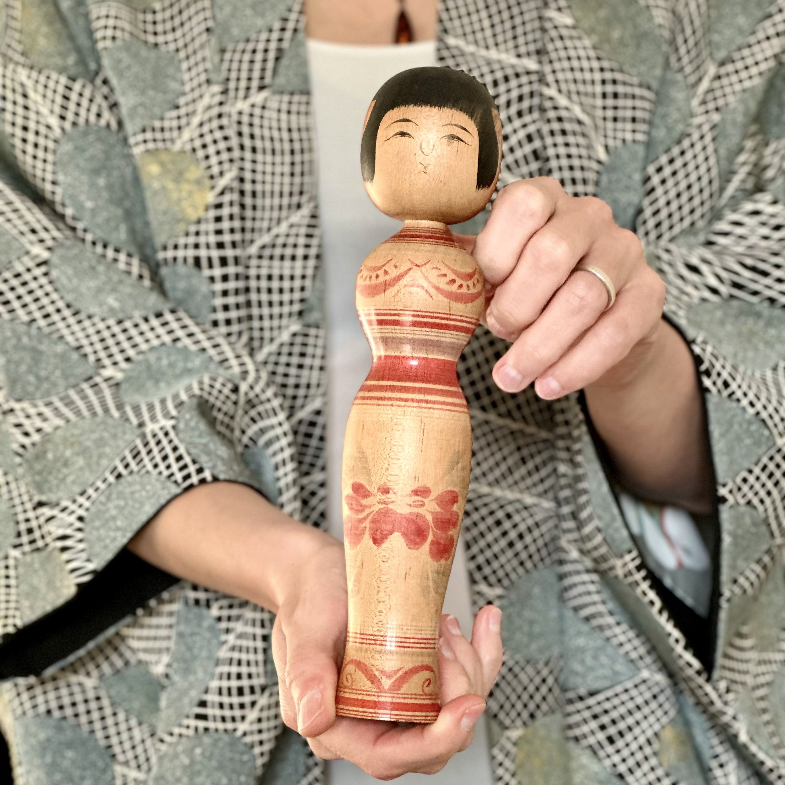Tsugaru kokeshi peony motif, waspy waist, Sasamori Junichi signed, Shōwa Japan
