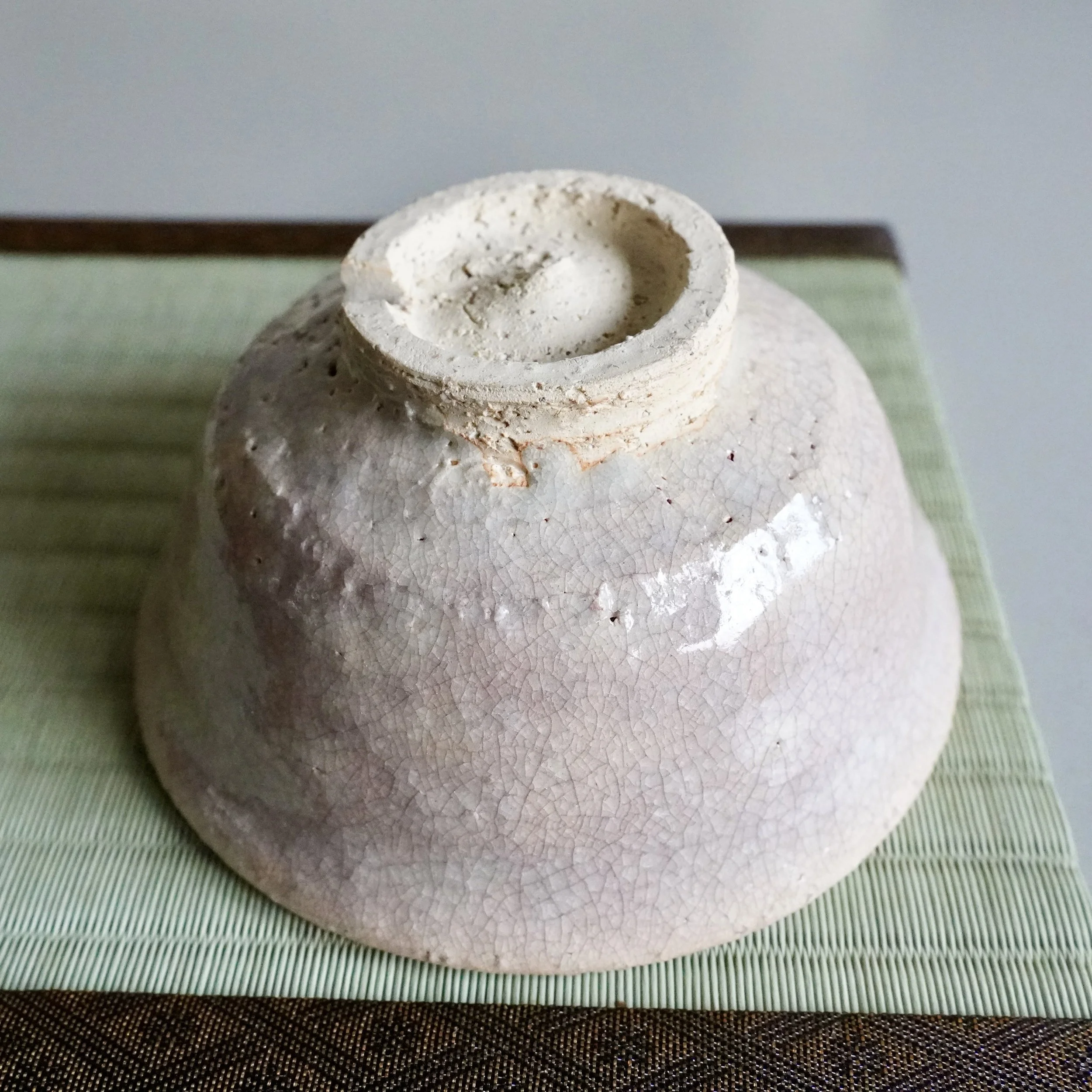Underside of Hagi-yaki chawan showing kirikōdai foot and exposed stoneware clay body