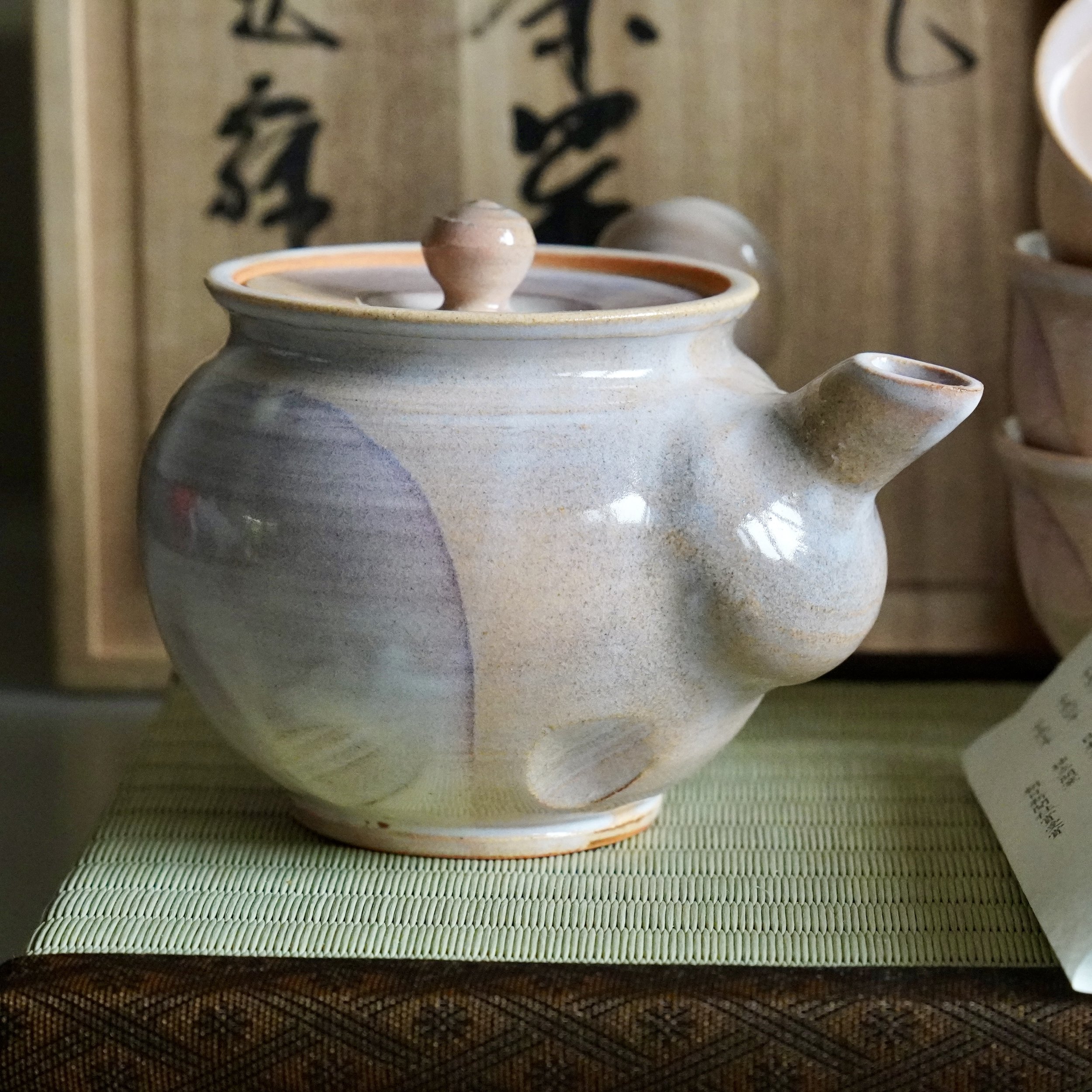 Hagi-yaki kyusu teapot, pearl white and lavender glaze, Kondō Mamoru