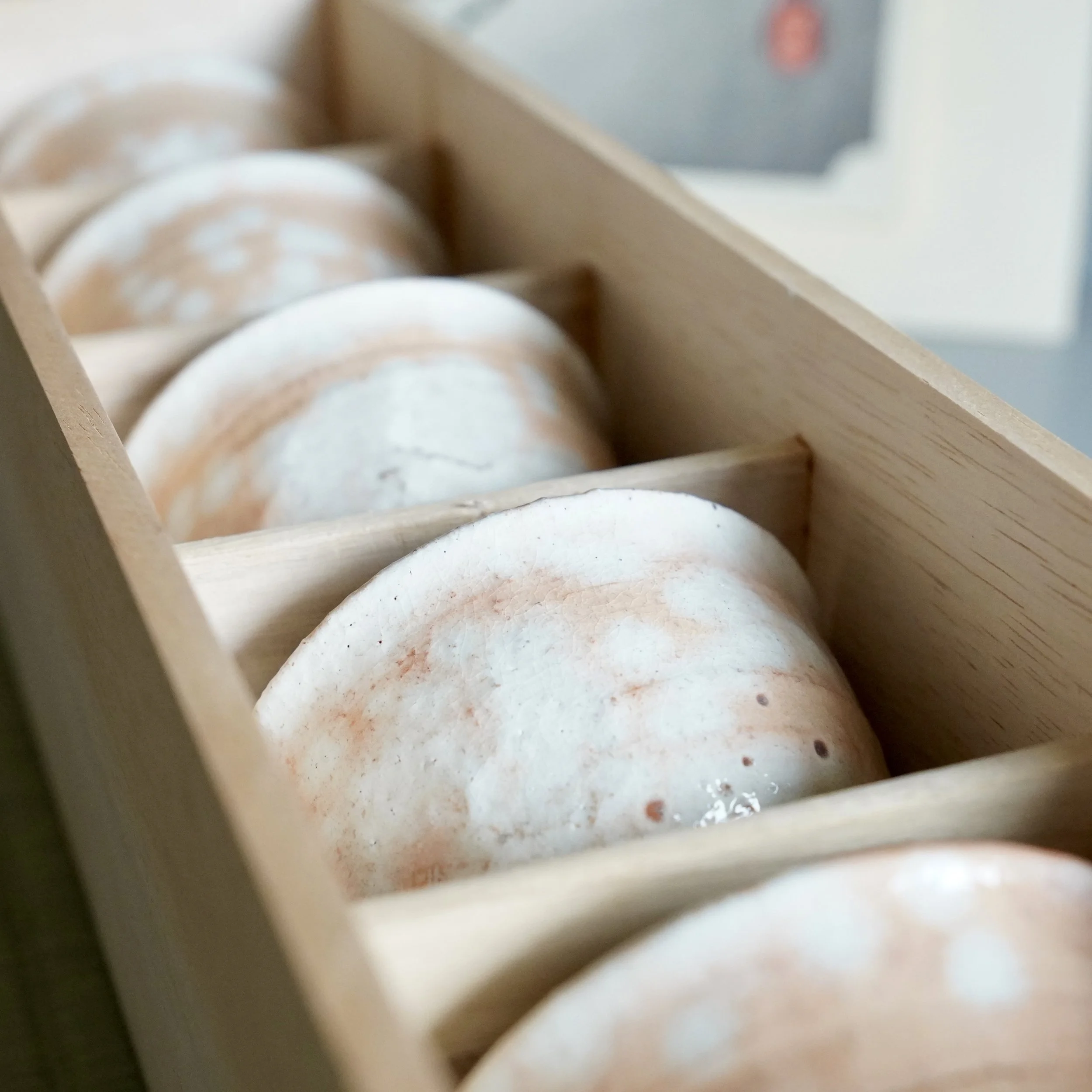 Set of five shira-hagi Hagi-yaki yunomi stored in original signed tomobako, Taizan kiln Japan, cups in excellent condition, Shōwa period