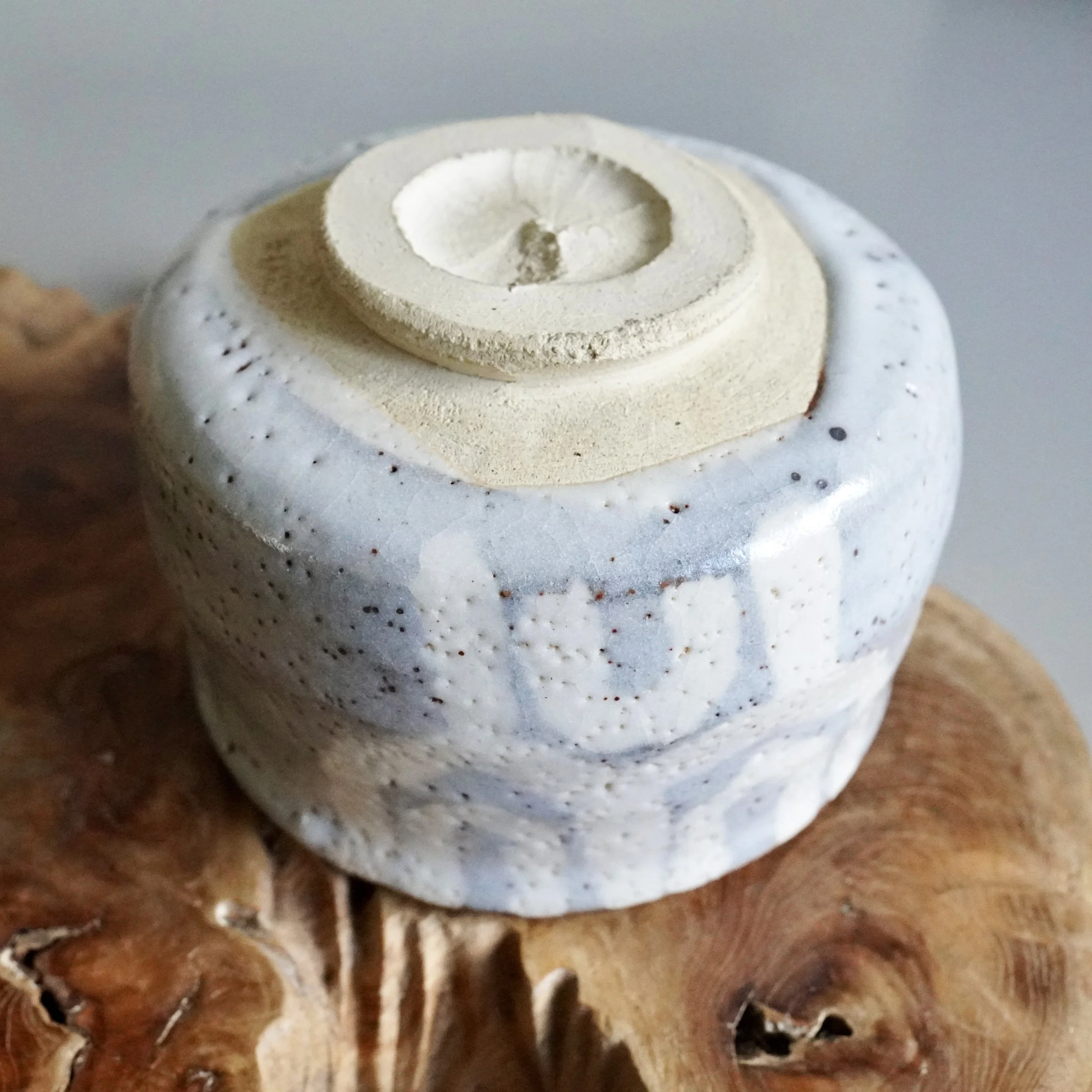 Shino chawan overhead view, unglazed foot ring, carved rim pattern