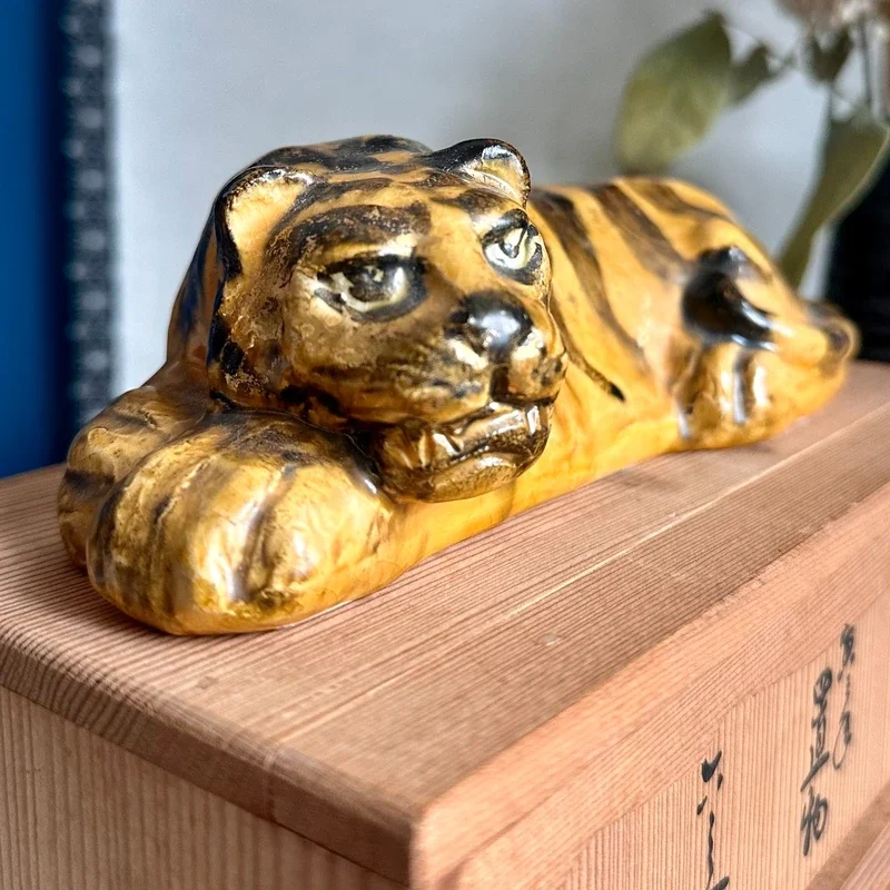 Japanese Kiyomizu Rokubei VI tiger okimono ceramic tomobako Showa2.webp
