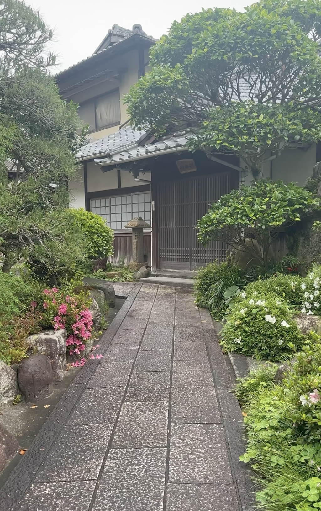 Traditional Japanese entrance gate and garden path leading to Okada Seiun-zan kiln, Hagi Yamaguchi