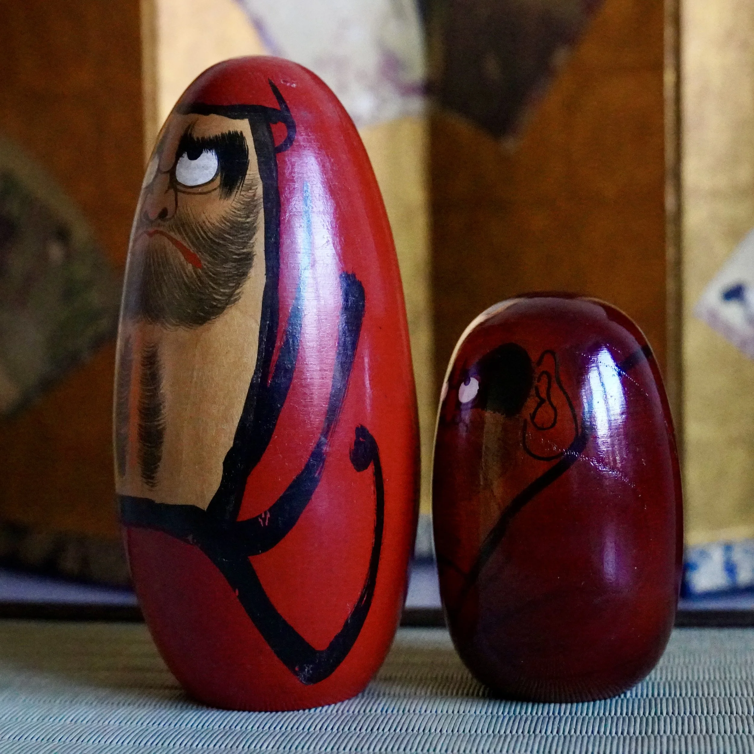 Vintage daruma pair by Shido Shozan and Seifu Gono, Shōwa period, angled rear view