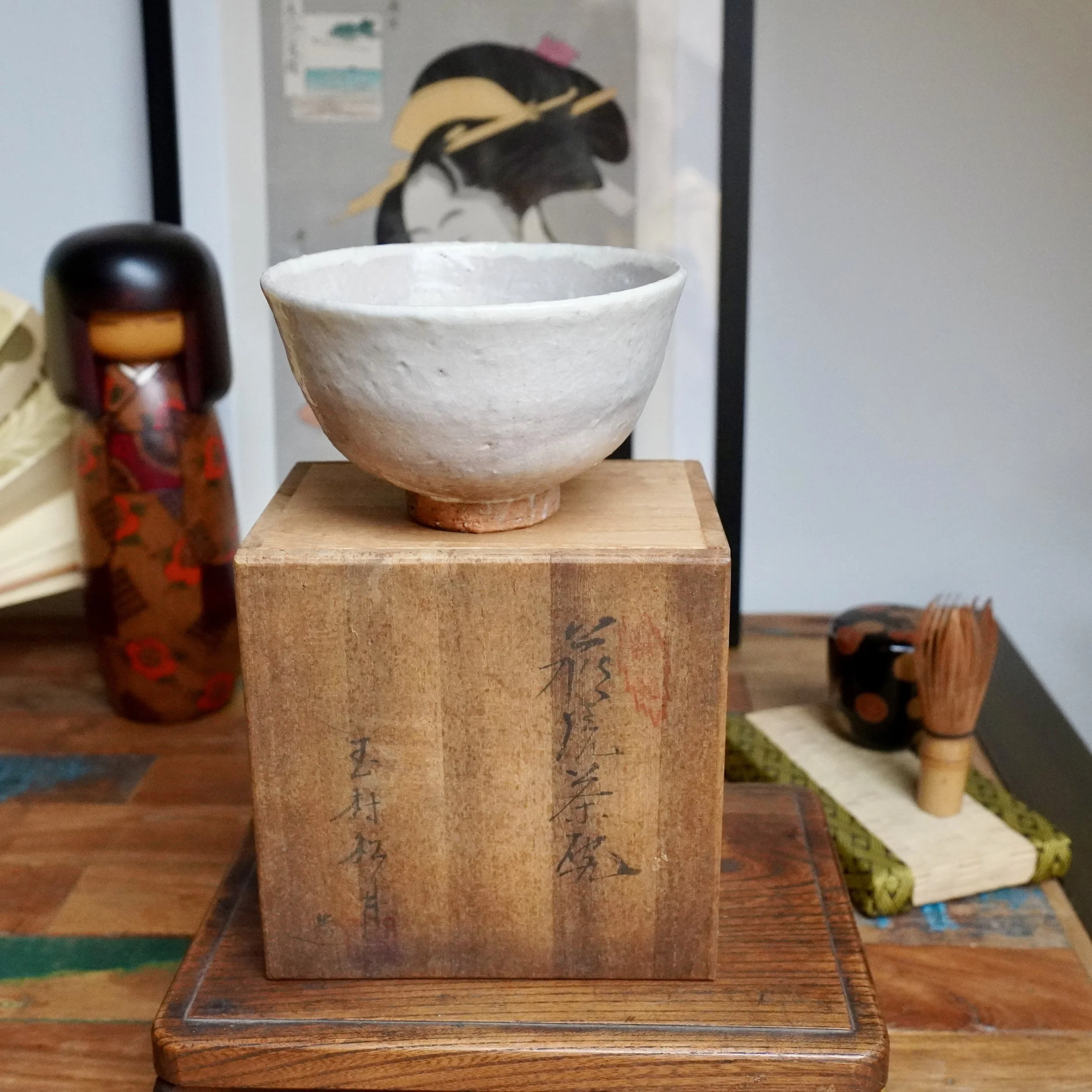 Crackle-glazed Hagi-yaki chawan by Tamamura Shōgetsu (1972), with a reddish foot, resting on its signed wooden box.