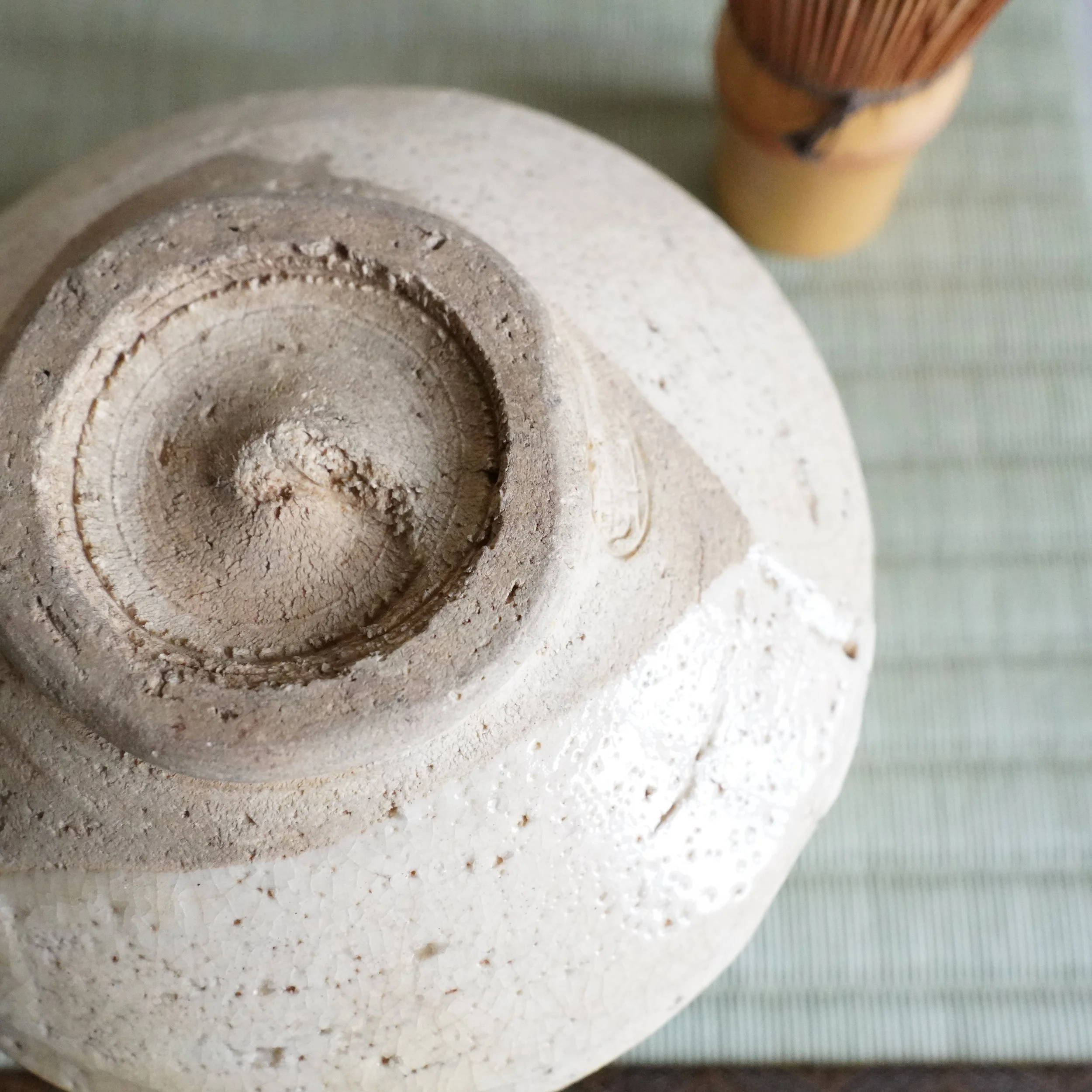 Ao-Oribe chawan foot ring close-up unglazed sandy Mino ware stoneware base circular impressed seal Showa period Japanese matcha bowl handmade ceramic