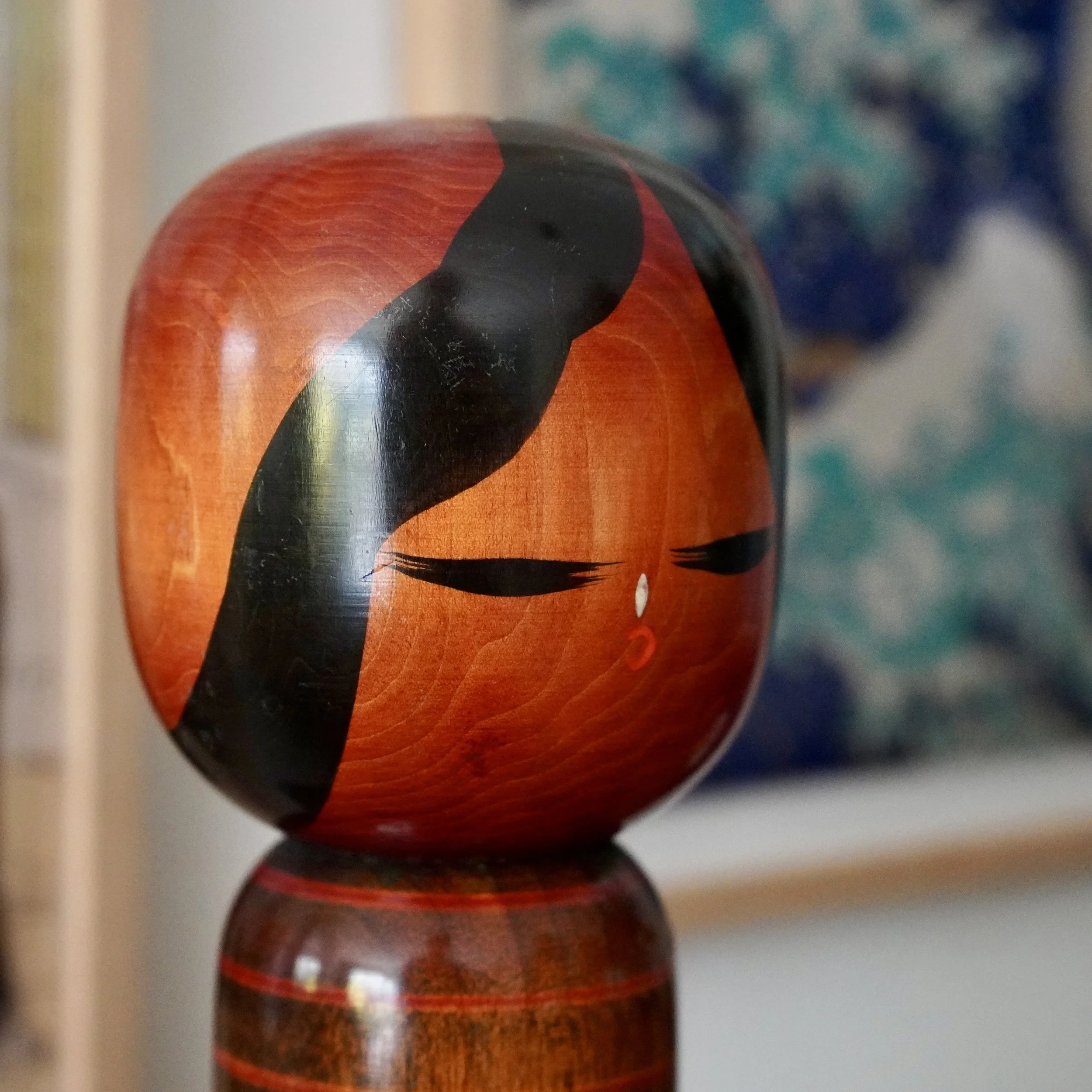 Black lacquered hair detail on Tsubaki Musume kokeshi