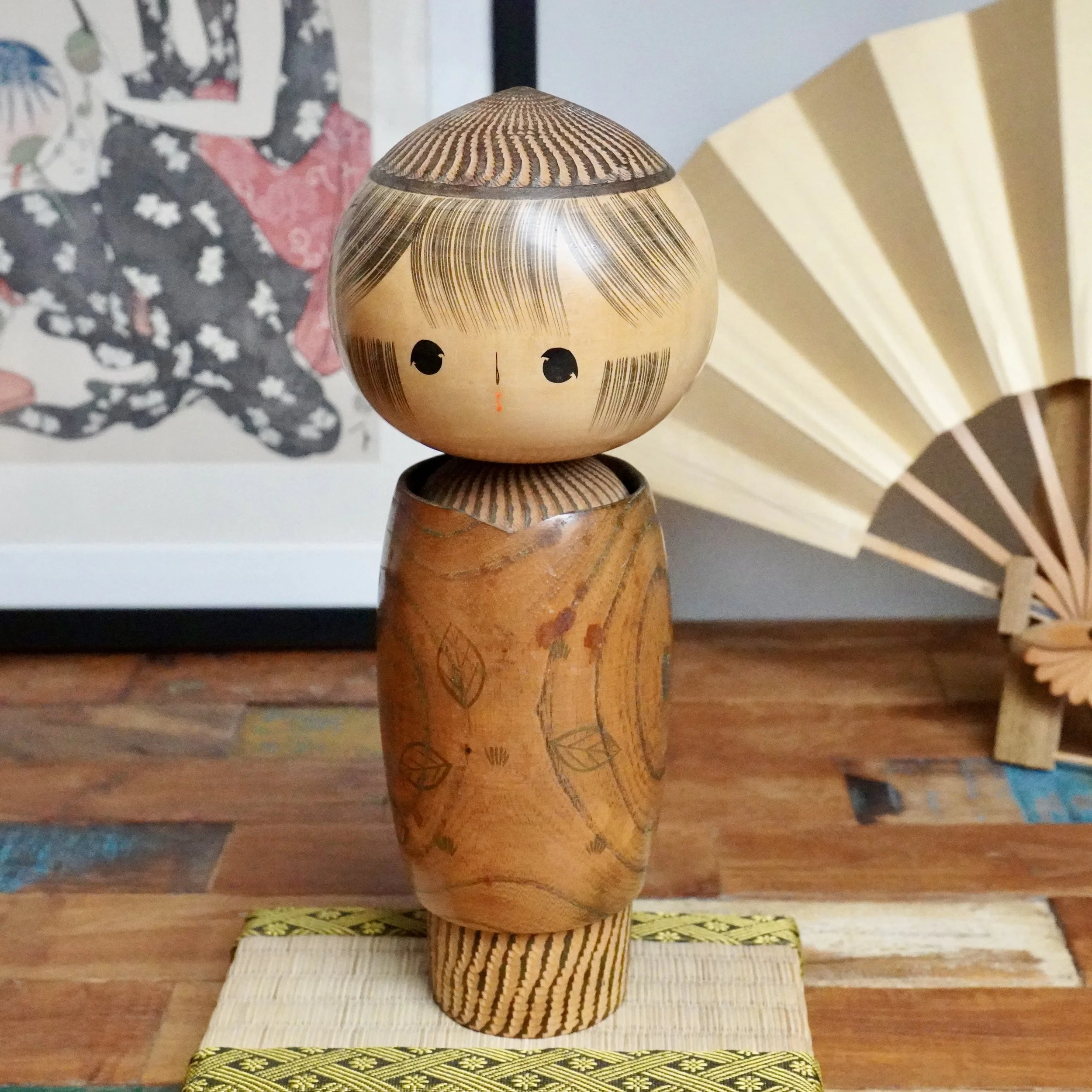 Large sōsaku kokeshi by Tamura Noboru, 28cm high, keyaki grain body with leaf motifs and burnt stripe decoration, Shōwa period