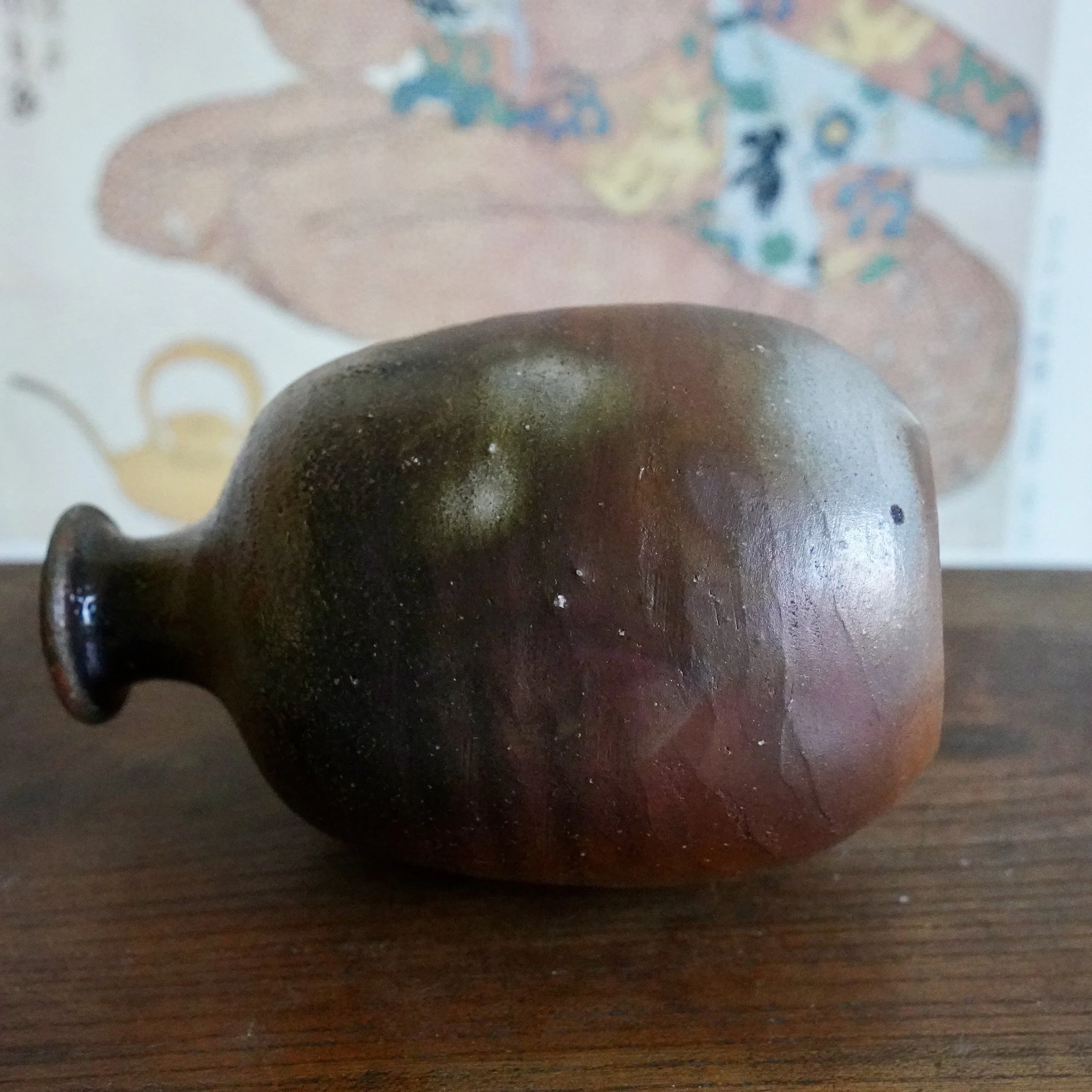 Bizen-yaki tokkuri, three-quarter view showing smoky grey and purple ash markings