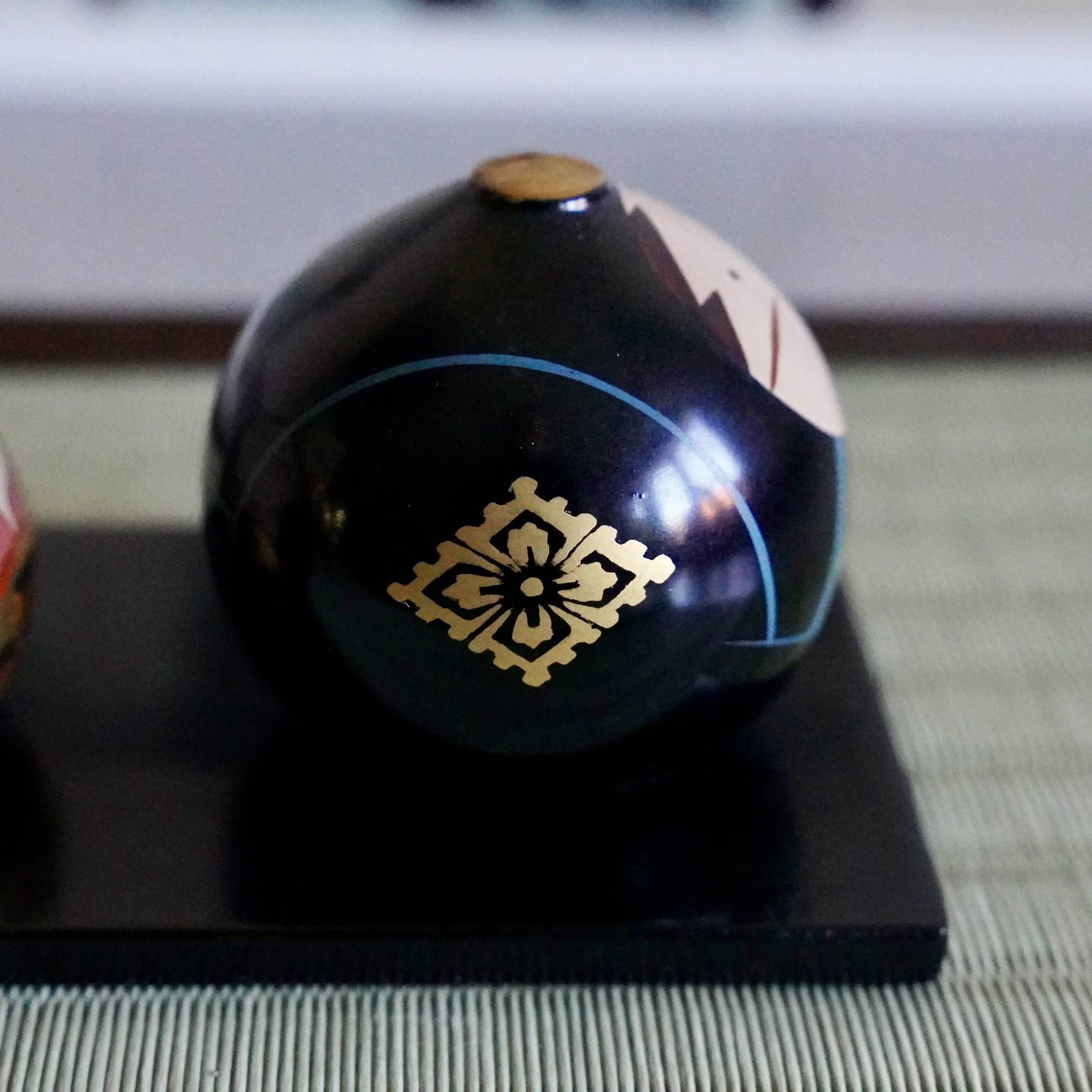 Ouchi-nuri groom hina doll back view, gold Ouchi family crest on black lacquer