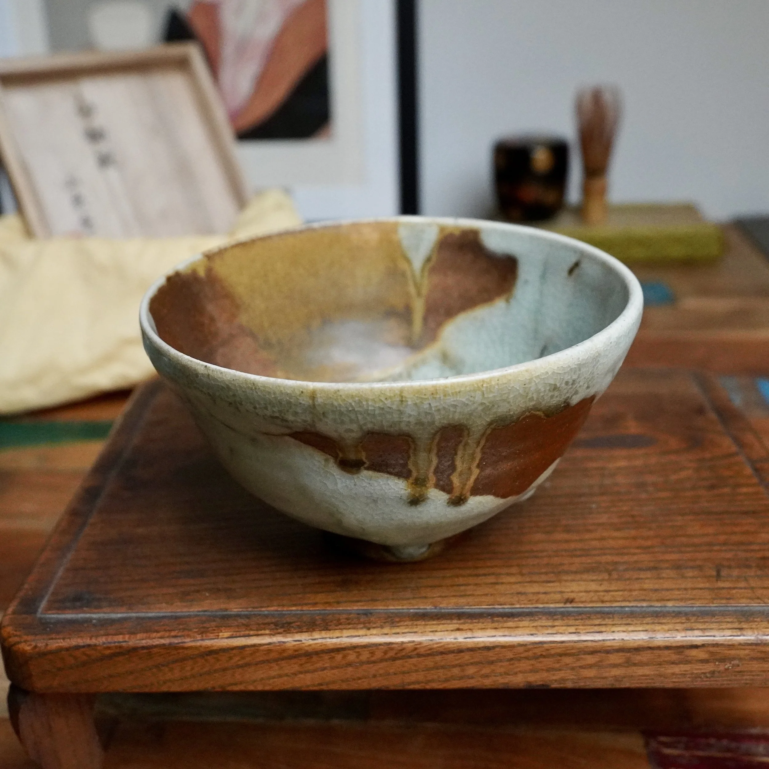 White glaze chawan with blue ice crackle and iron oxide glaze flow, signed Sansōan with tomobako