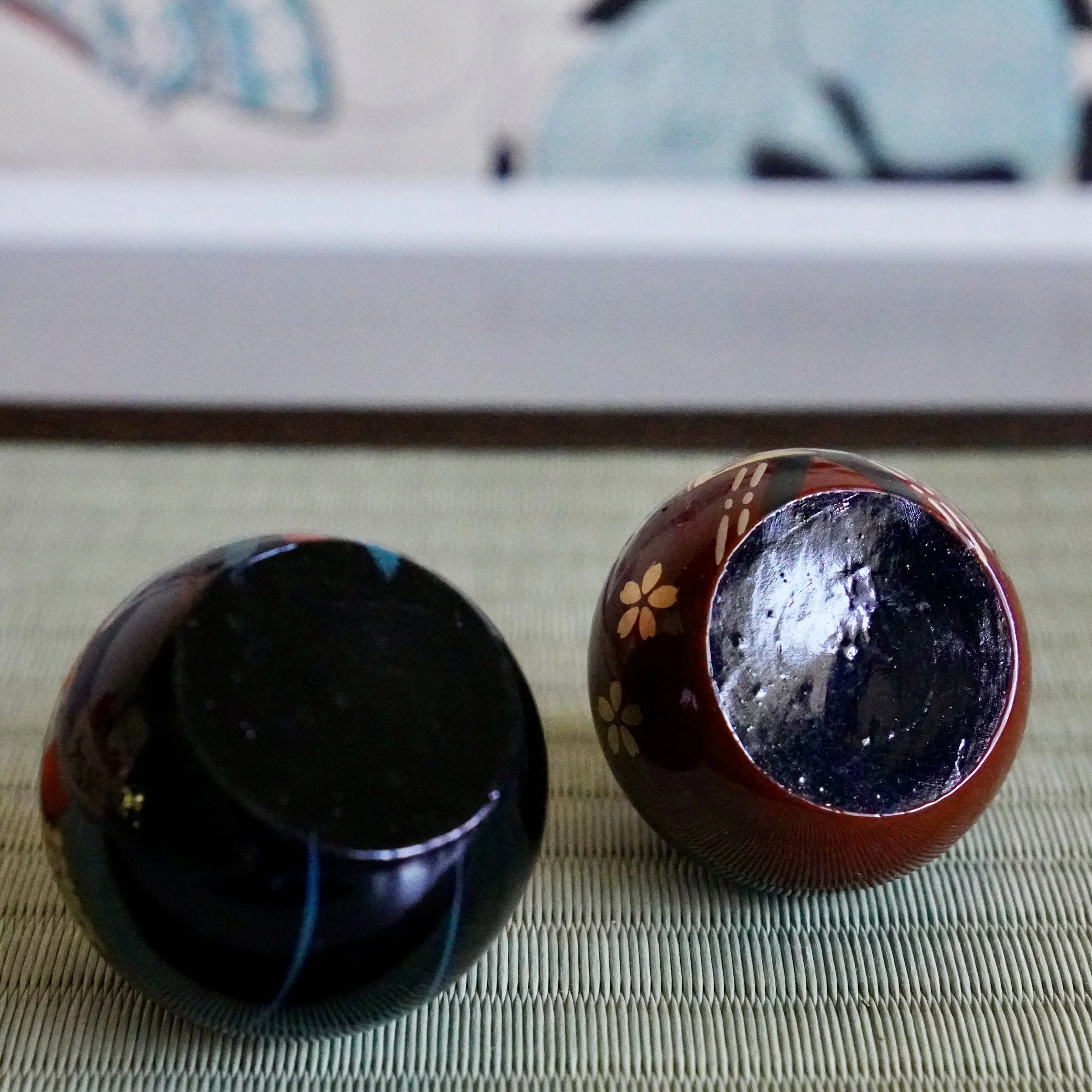 Ouchi-nuri hina doll pair bases showing bare wood beneath the lacquer, Shōwa period