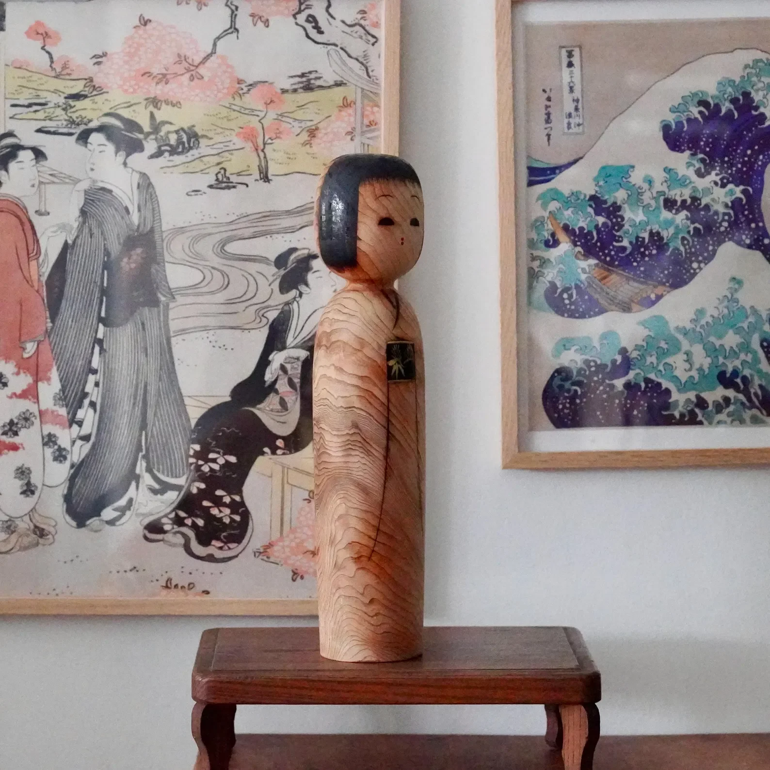 kokeshi-yashima-kiyomi-matagoro-akita-cedar-showa side view.webp