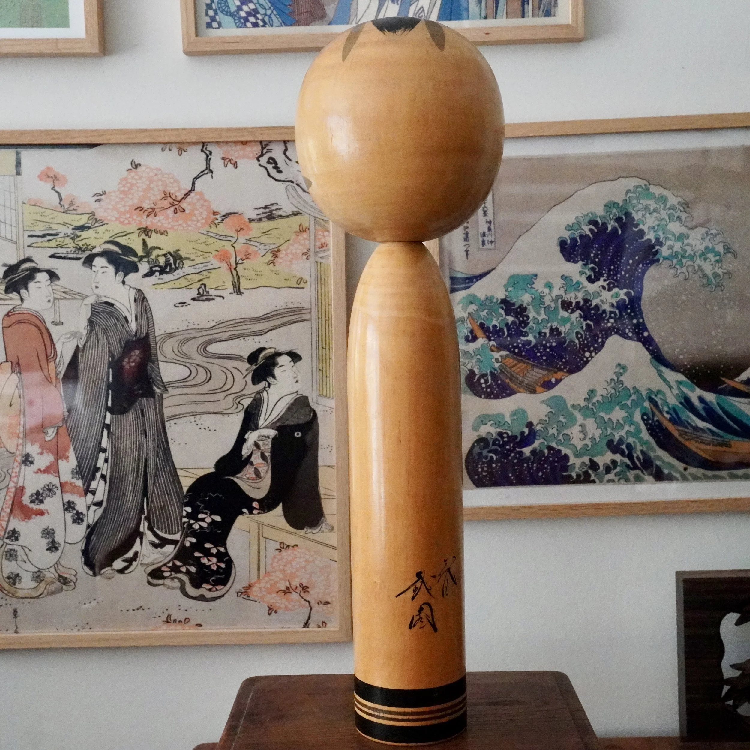 Vintage shingata kokeshi doll side view, natural wood tone, Showa period Japan, Tetsuen