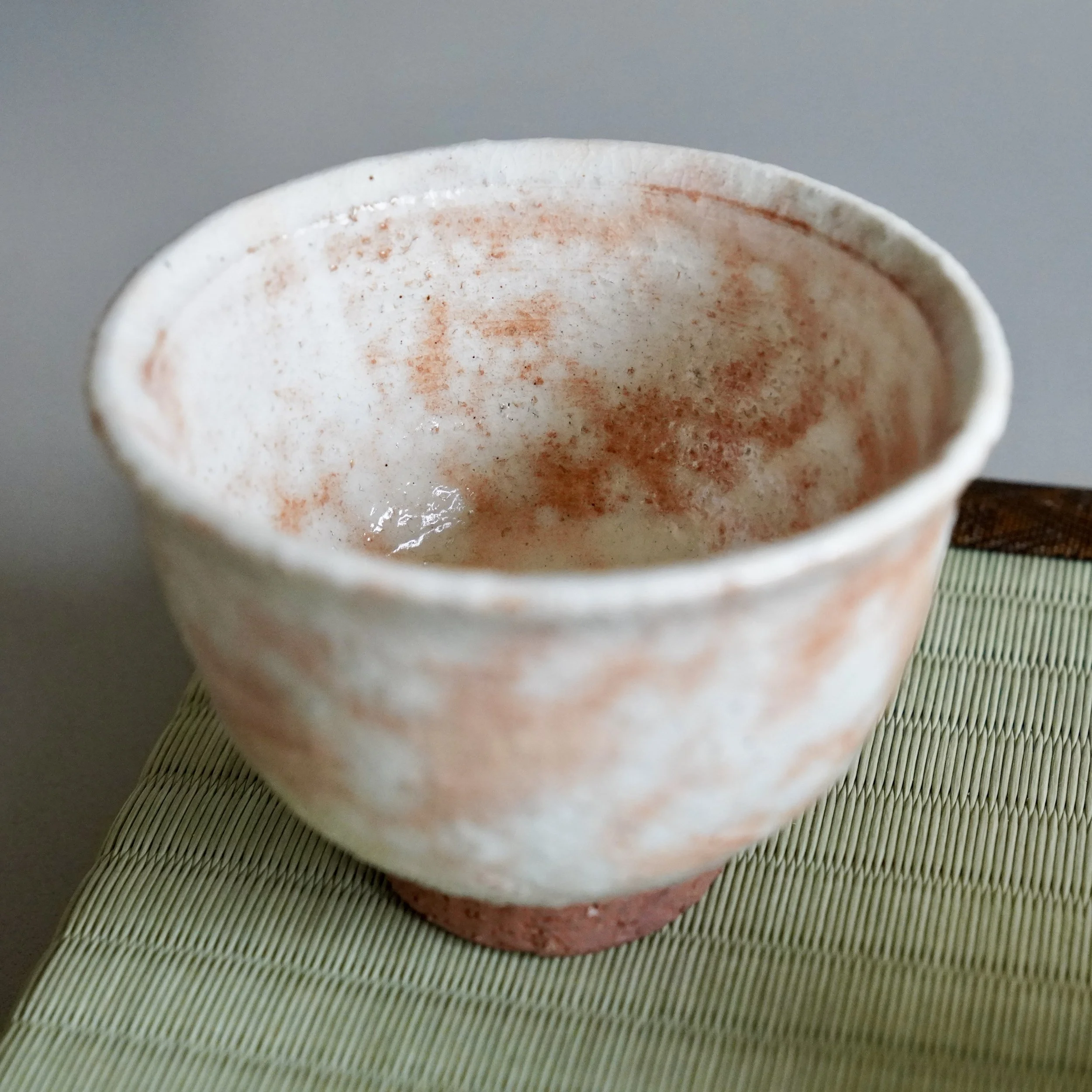 Hagi-yaki shira-hagi yunomi Taizan kiln, predominantly white glaze with soft cloud pattern, showing natural variation within the set, Japan