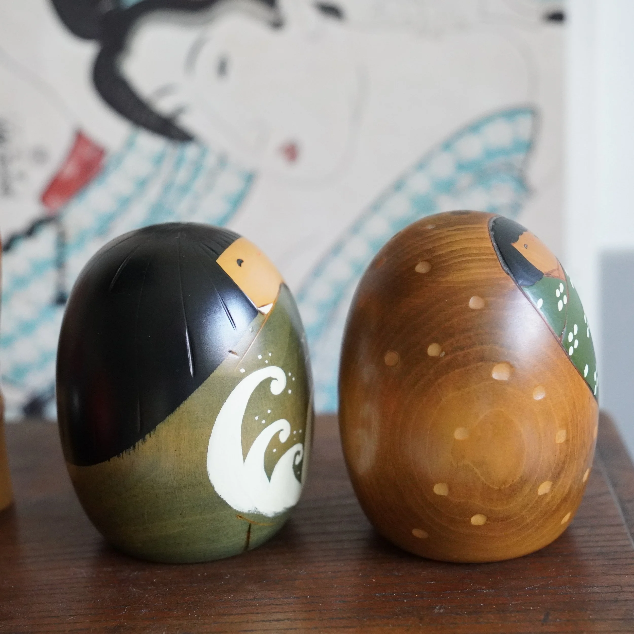 Vintage Japanese Usaburo kokeshi pair, egg shaped sosaku kokeshi, wave and snow motifs, Showa period Gunma