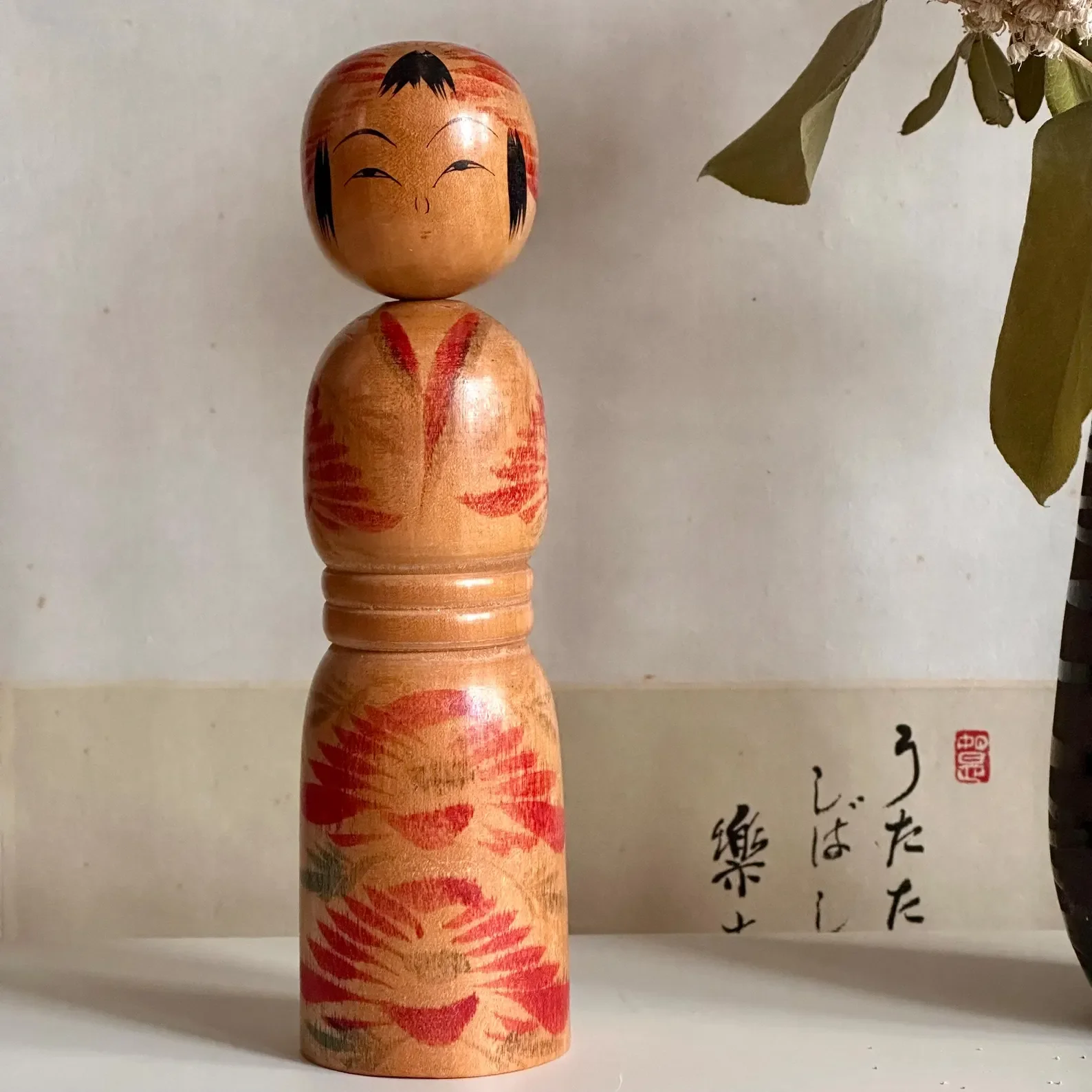 Tōgatta kokeshi tegara crown detail, iris motif, Agatsuma Satoshi signed, Shōwa Japan