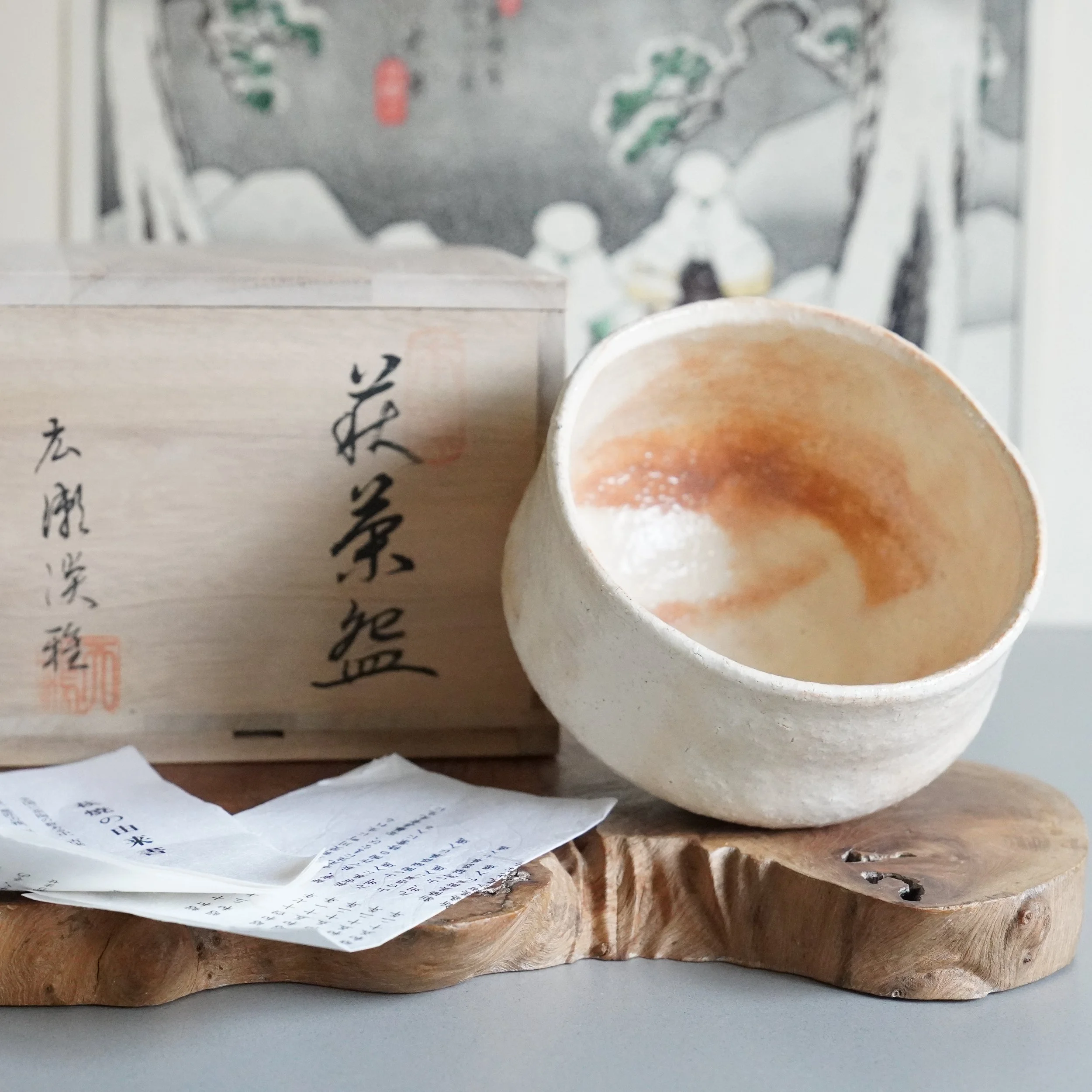 Hagi-yaki chawan Hirose Tanga Tenpōzan, interior view with flame mark and tomobako