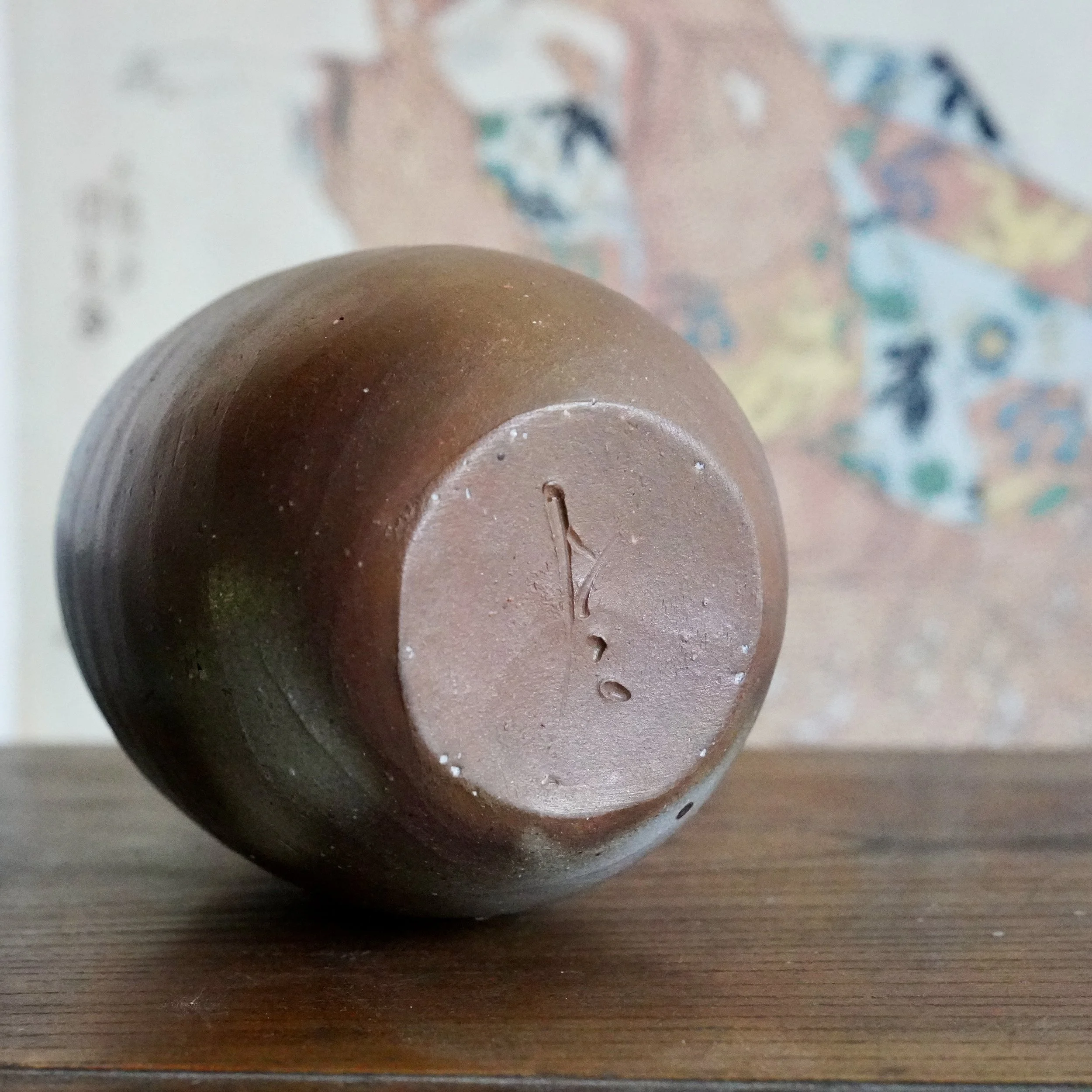 Base of a Bizen-yaki tokkuri showing the signature of Isezaki Sō