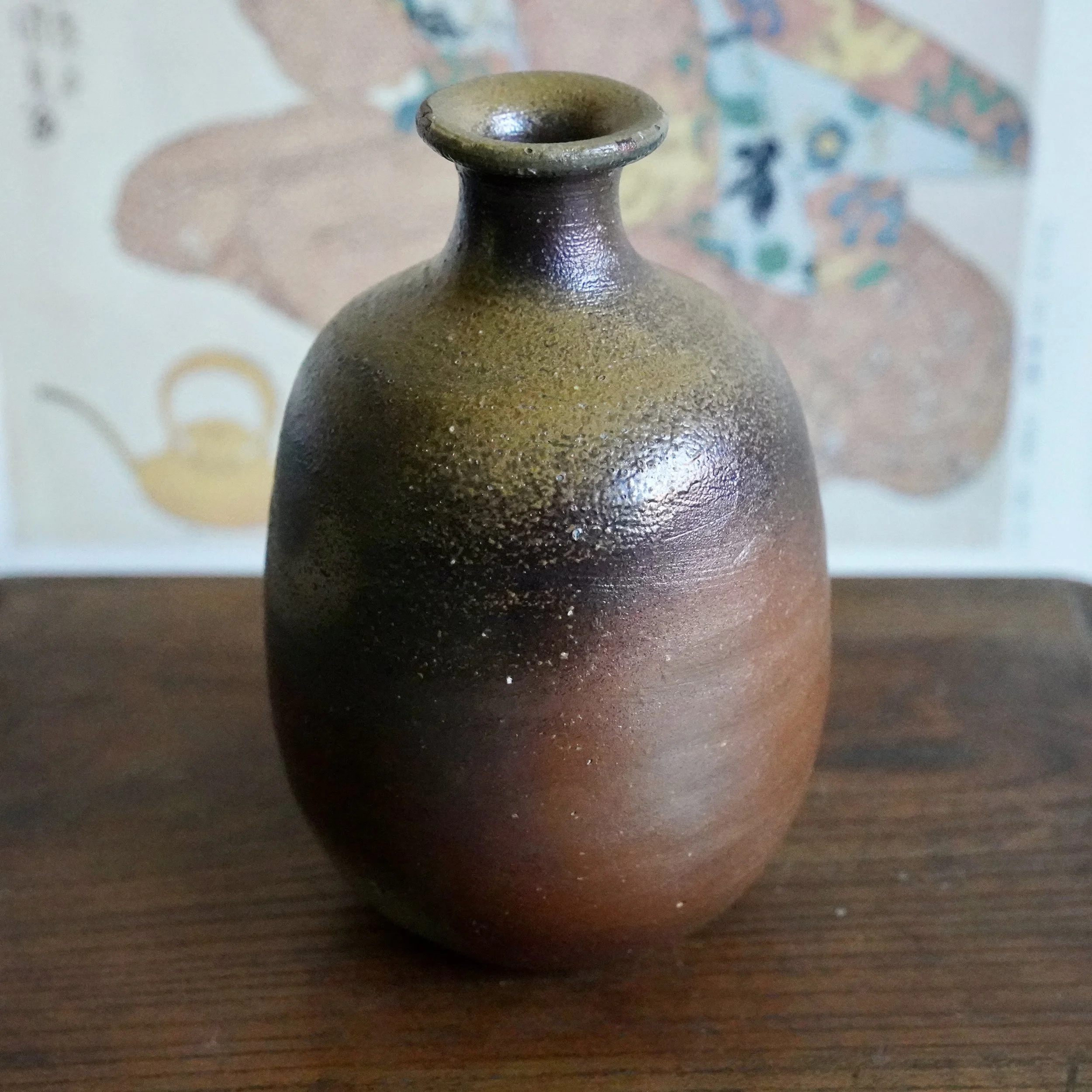 Bizen-yaki tokkuri, natural ash glaze from olive to reddish brown, signed by Isezaki Sō