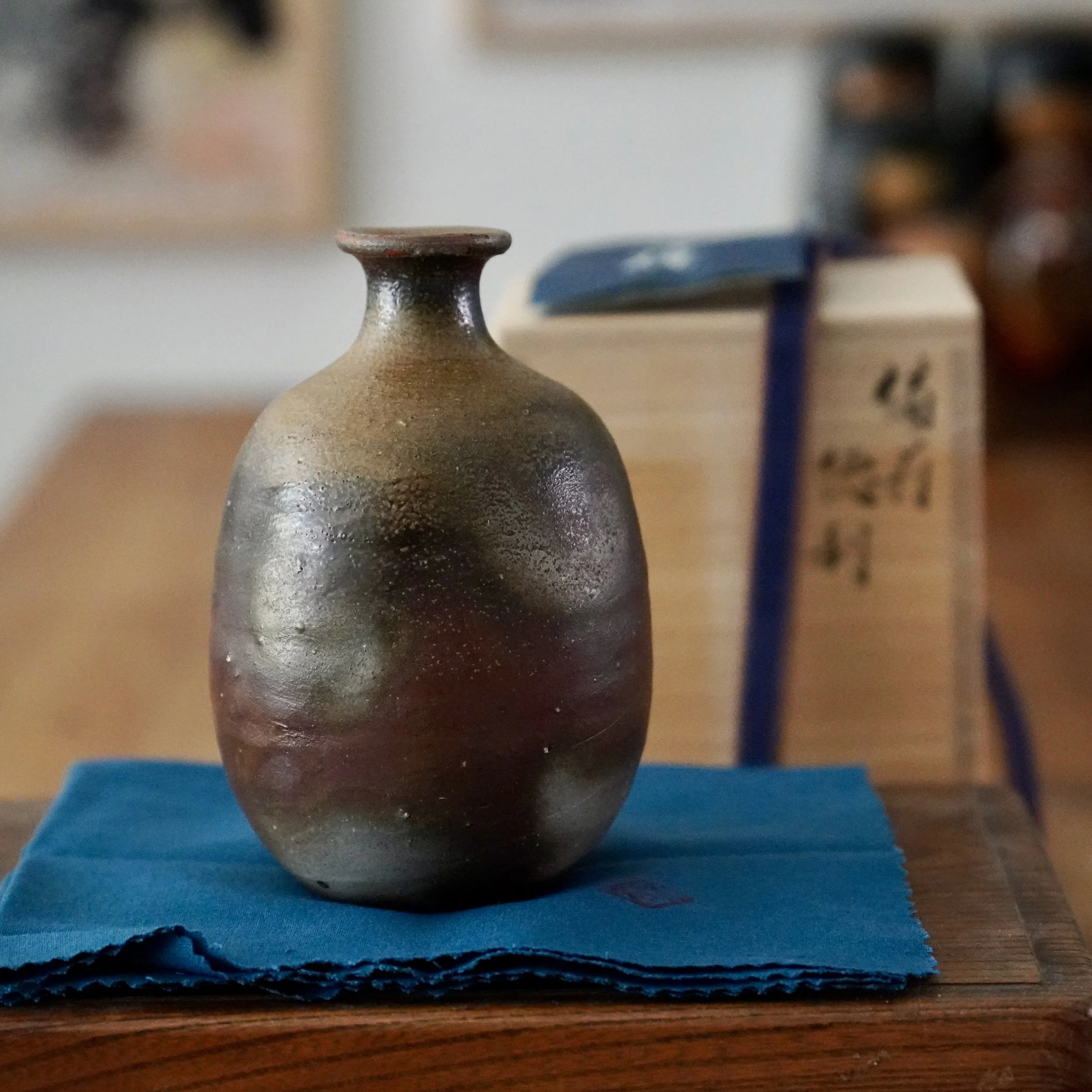 Bizen-yaki tokkuri, further turned angle showing the shoulder's olive and grey ash markings