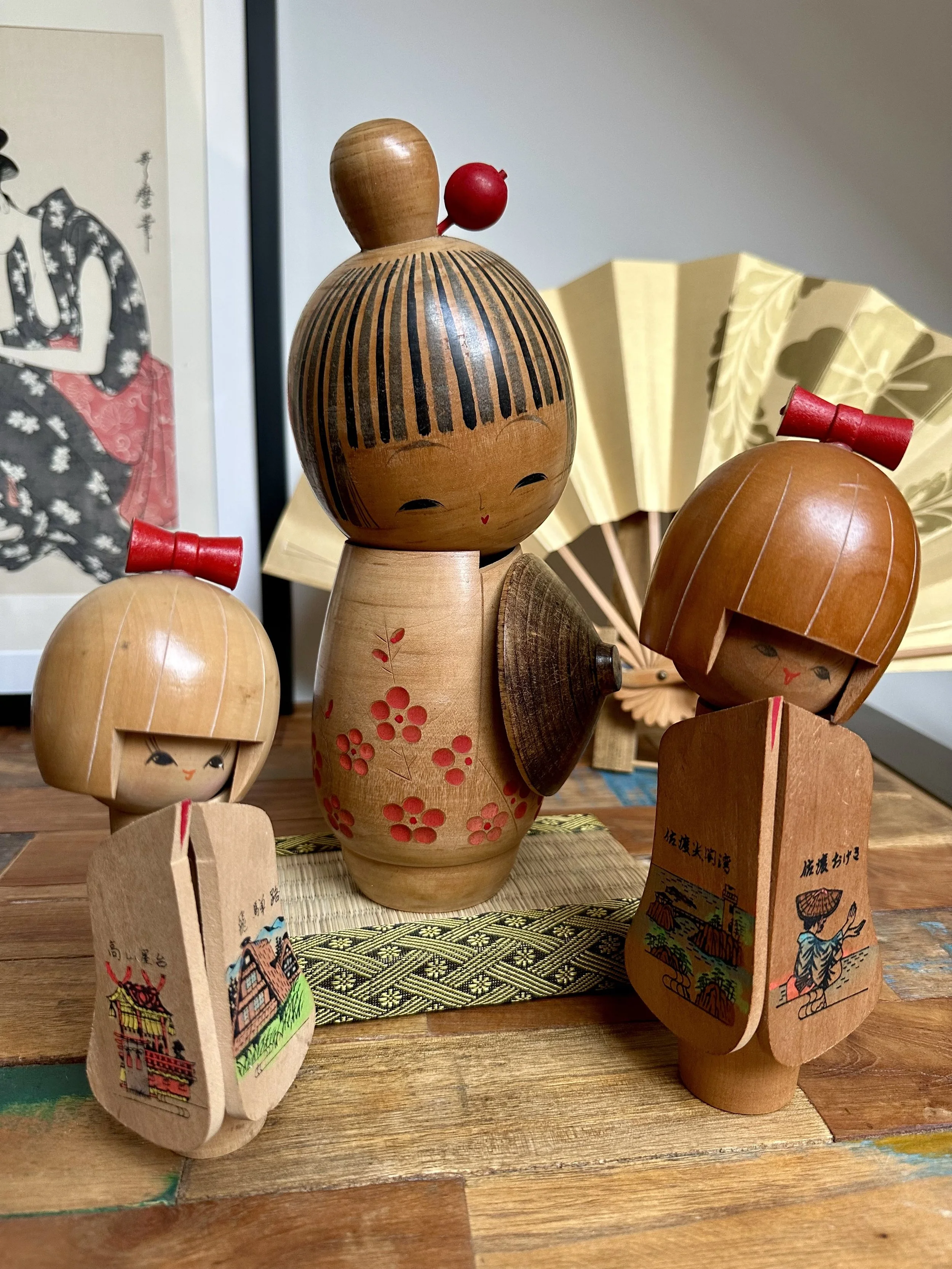 Sato Suigai omiyage kokeshi pair styled alongside larger sōsaku kokeshi same maker tatami Japan