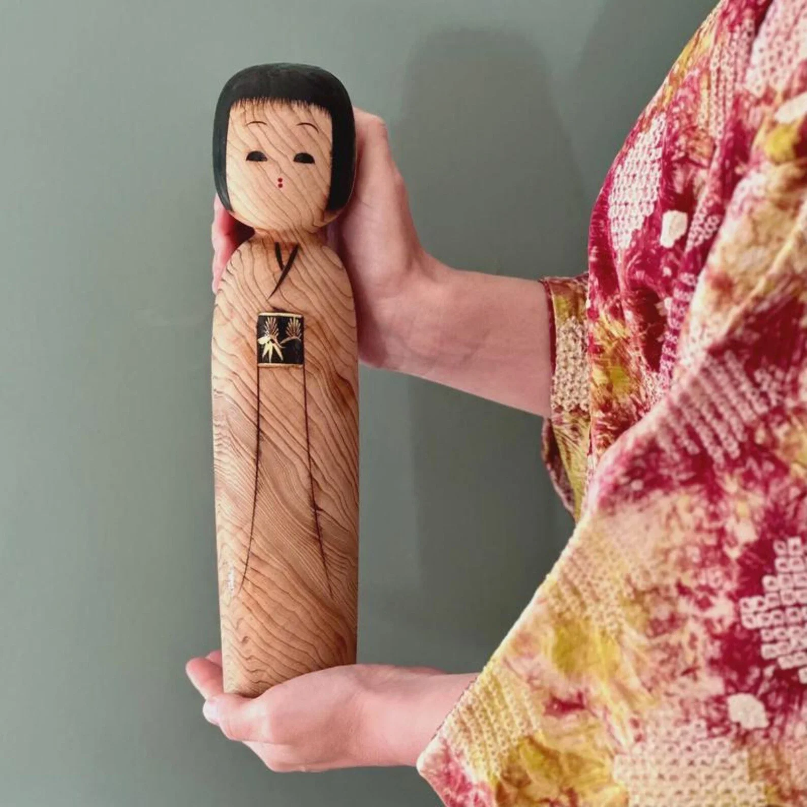 Vintage kokeshi signed by Yashima Kiyomi, Matagoro workshop, Akita-sugi cedar with Sho-Chiku-Bai mon, Showa period 1970s 